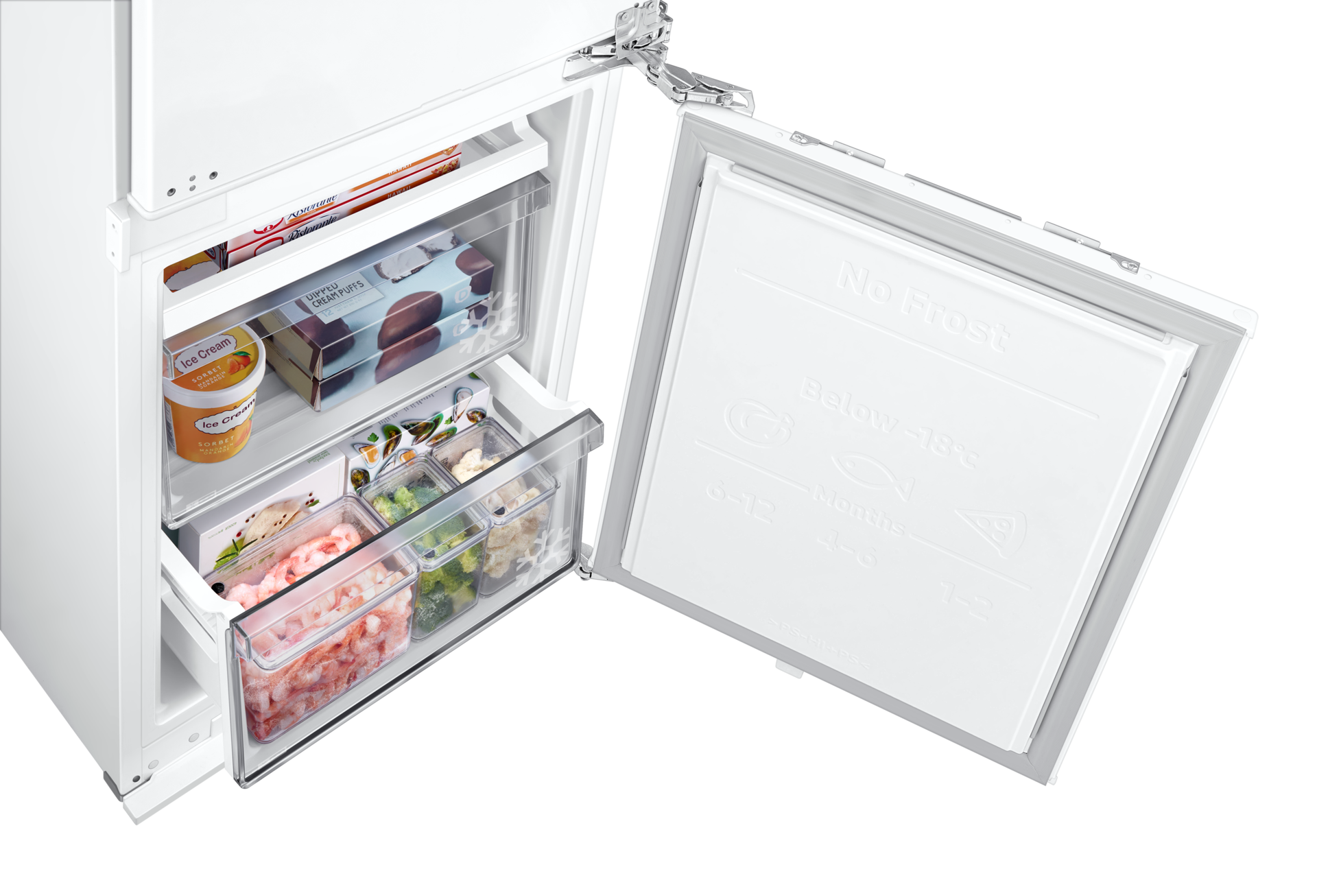 Un réfrigérateur blanc avec une porte ouverte révélant des tiroirs d'aliments, dont de la glace et des crevettes.