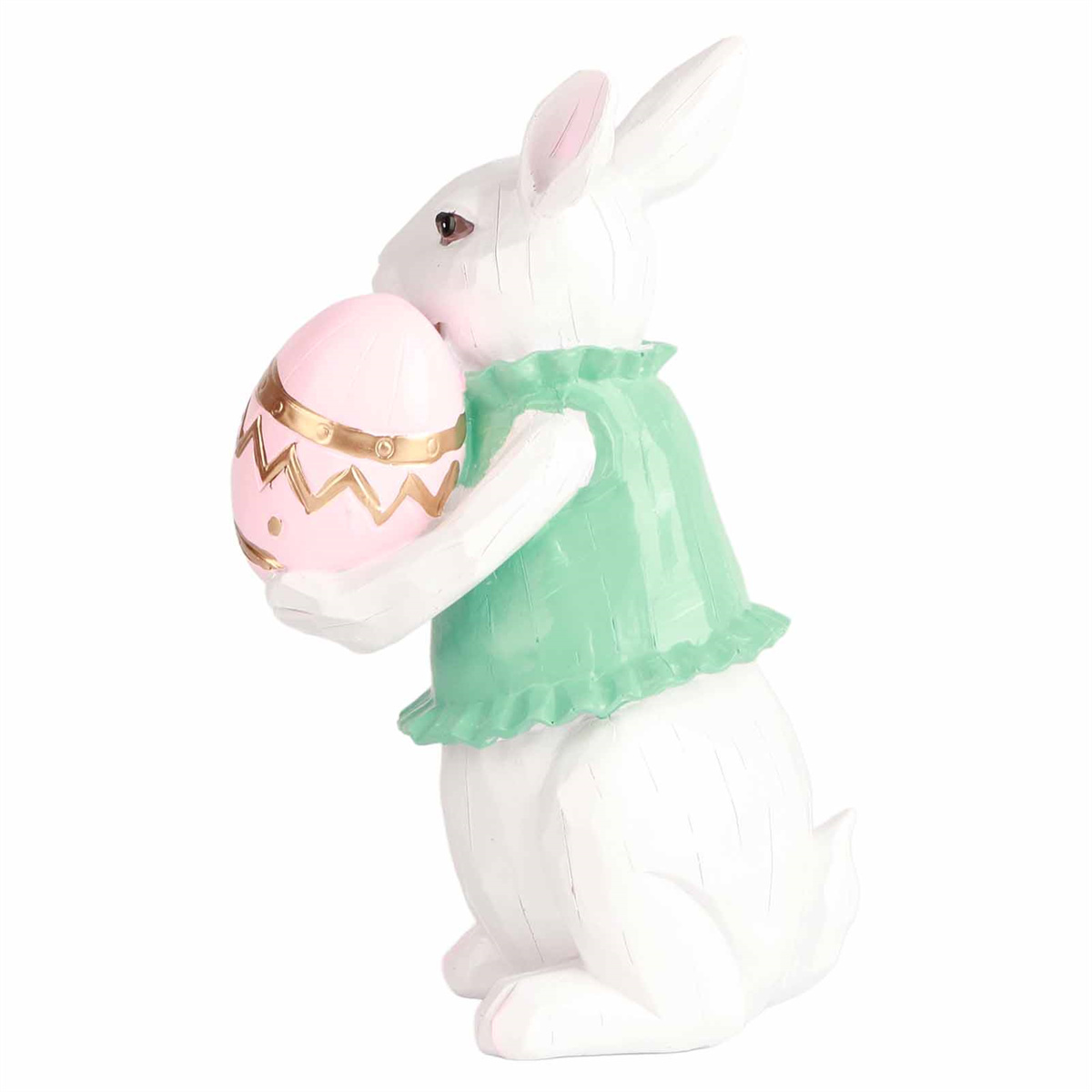 Weißer Osterhase hält ein rosa Ei mit goldenen Akzenten, auf weißem Hintergrund.