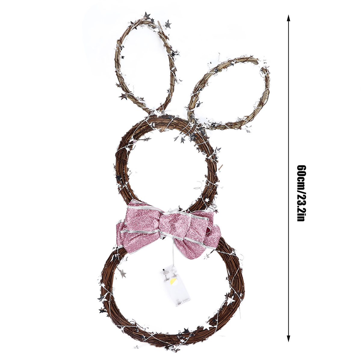 Ein dekorativer Osterhase aus Zweigen und einer rosa Schleife. Es ist eine Wanddekoration.