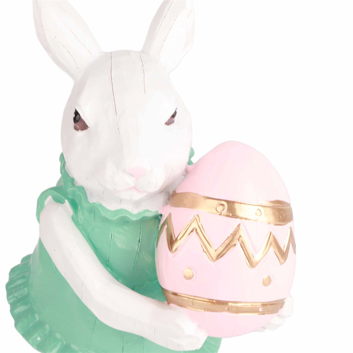 Osterhase hält ein rosa Ei mit goldener Verzierung.