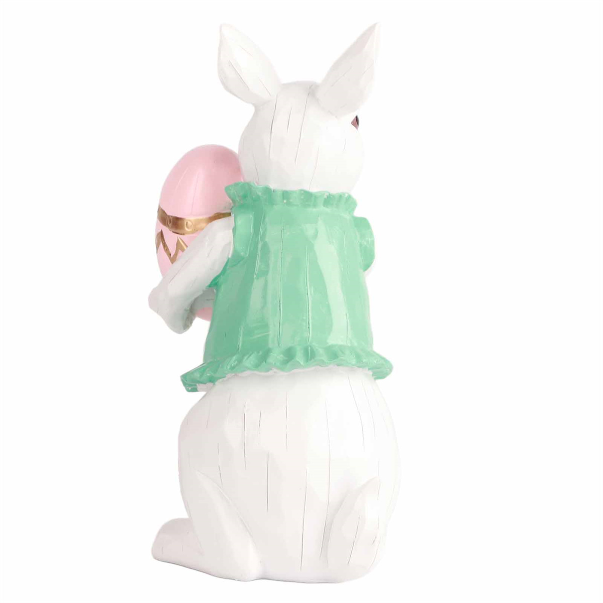 Weiße Hasenstatue, die ein rosa Ei mit goldenen Akzenten hält, trägt eine grüne Weste.