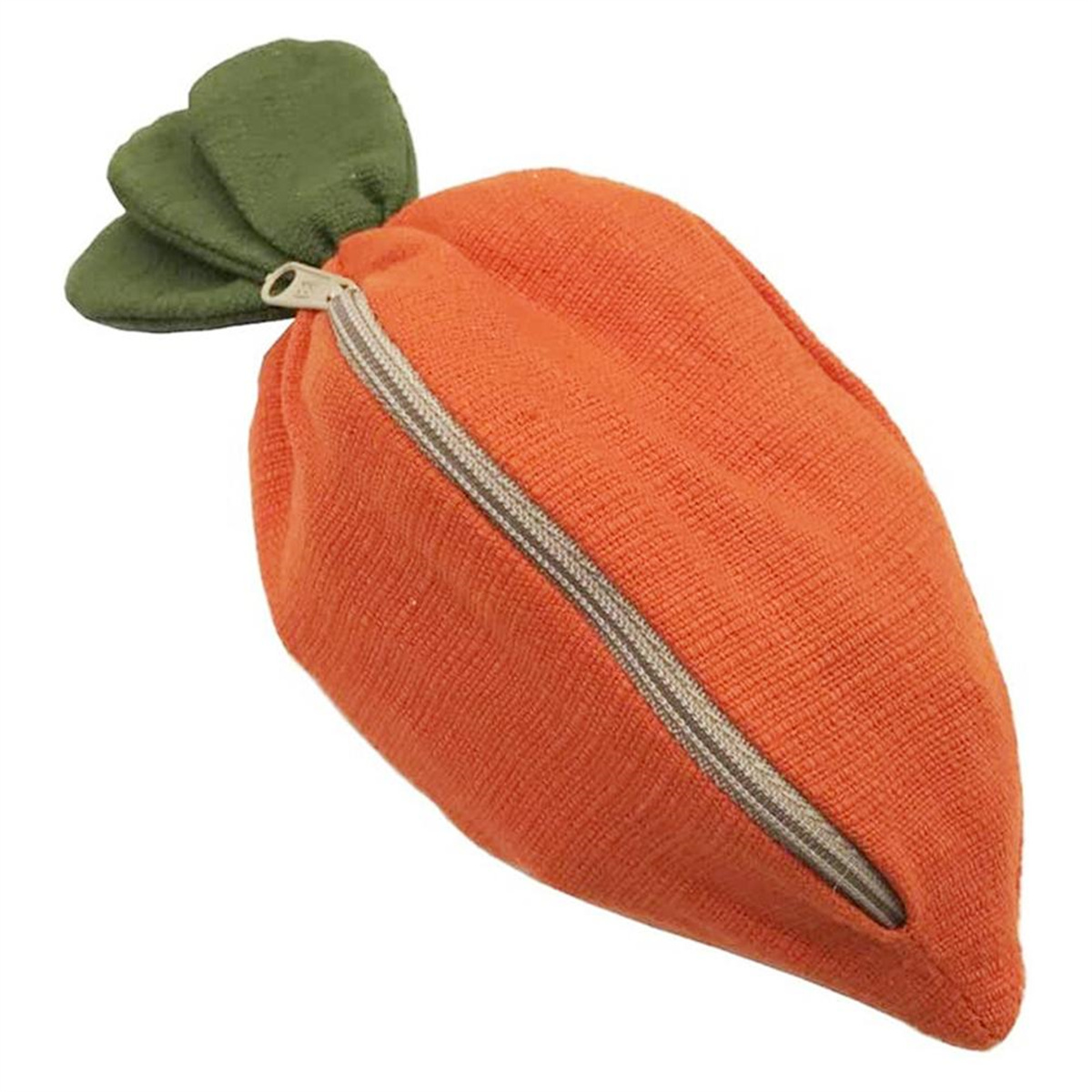 Orangener, karottenförmiger Beutel mit Reißverschluss. Grüne Blätter oben.