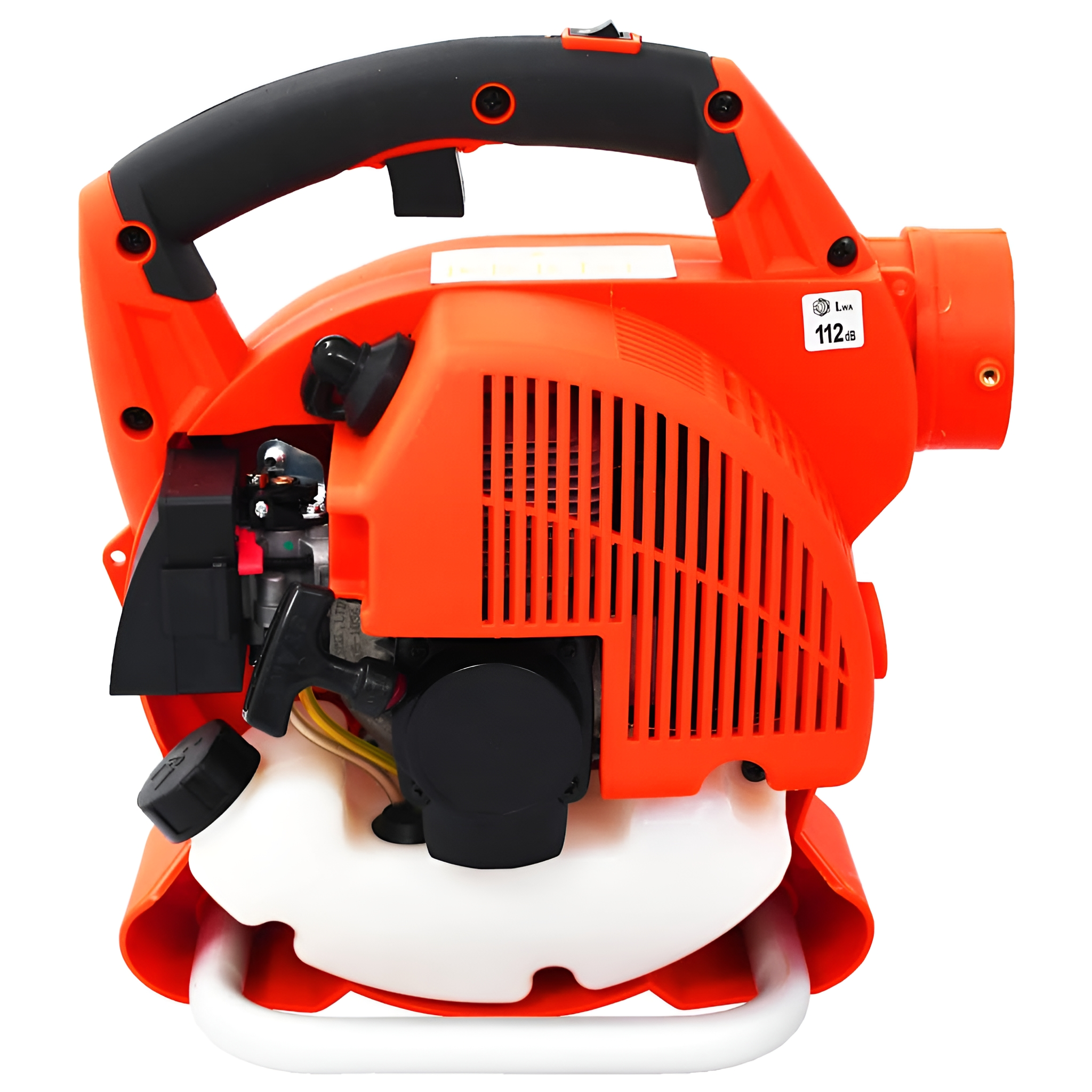 Ein orangefarbenes Laubgebläse. Es hat einen schwarzen Griff, einen weißen Kraftstofftank und steht vor weißem Hintergrund.