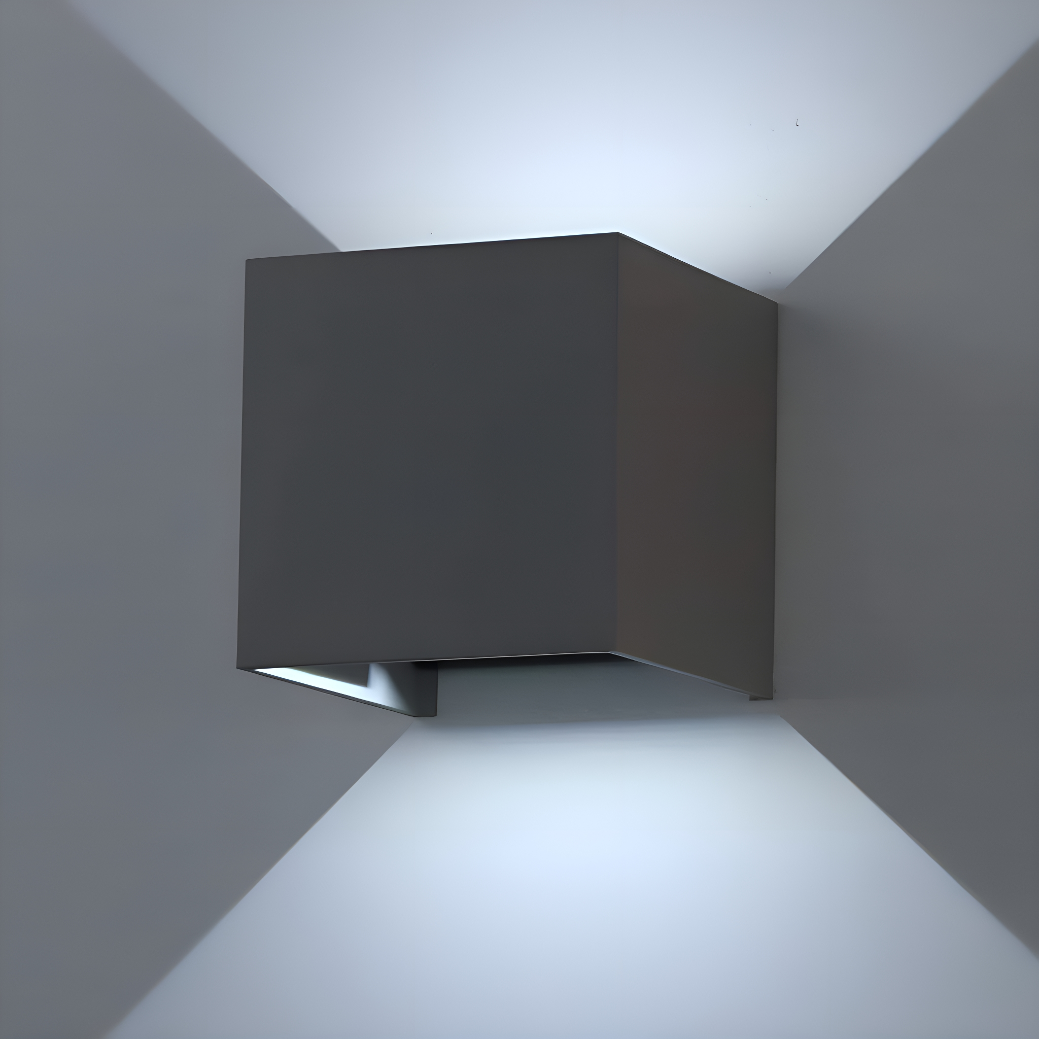 Eine quadratische, graue Wandleuchte mit zwei Lichtstrahlen wird gezeigt.