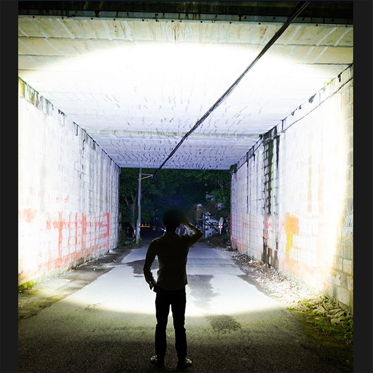Person steht in einem dunklen Tunnel und blickt in ein helles Licht.
