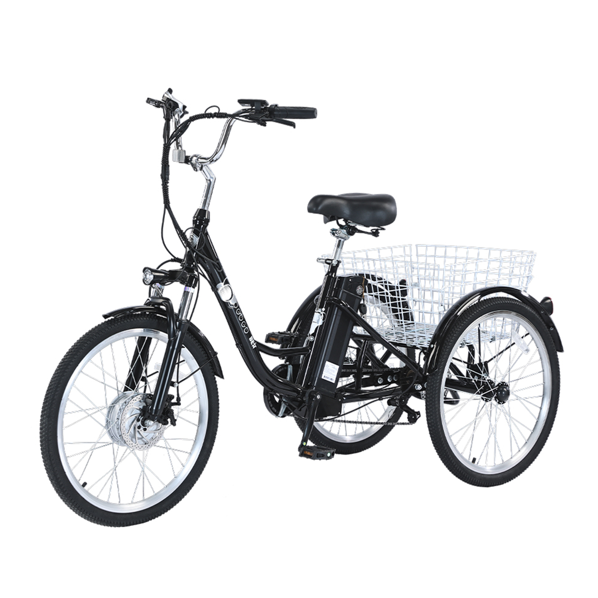 Czarny trójkołowy rower elektryczny. Trzy koła. Biały kosz z tyłu. Srebrna kierownica i rama. Białe tło.