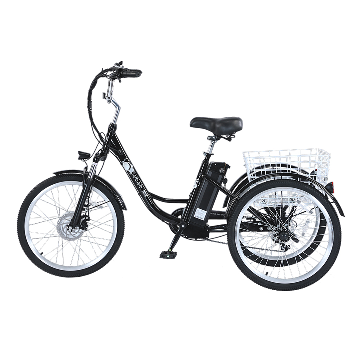 Czarny trójkołowy rower elektryczny. Ma biały kosz, czarną ramę i opony oraz stoi na białym tle.