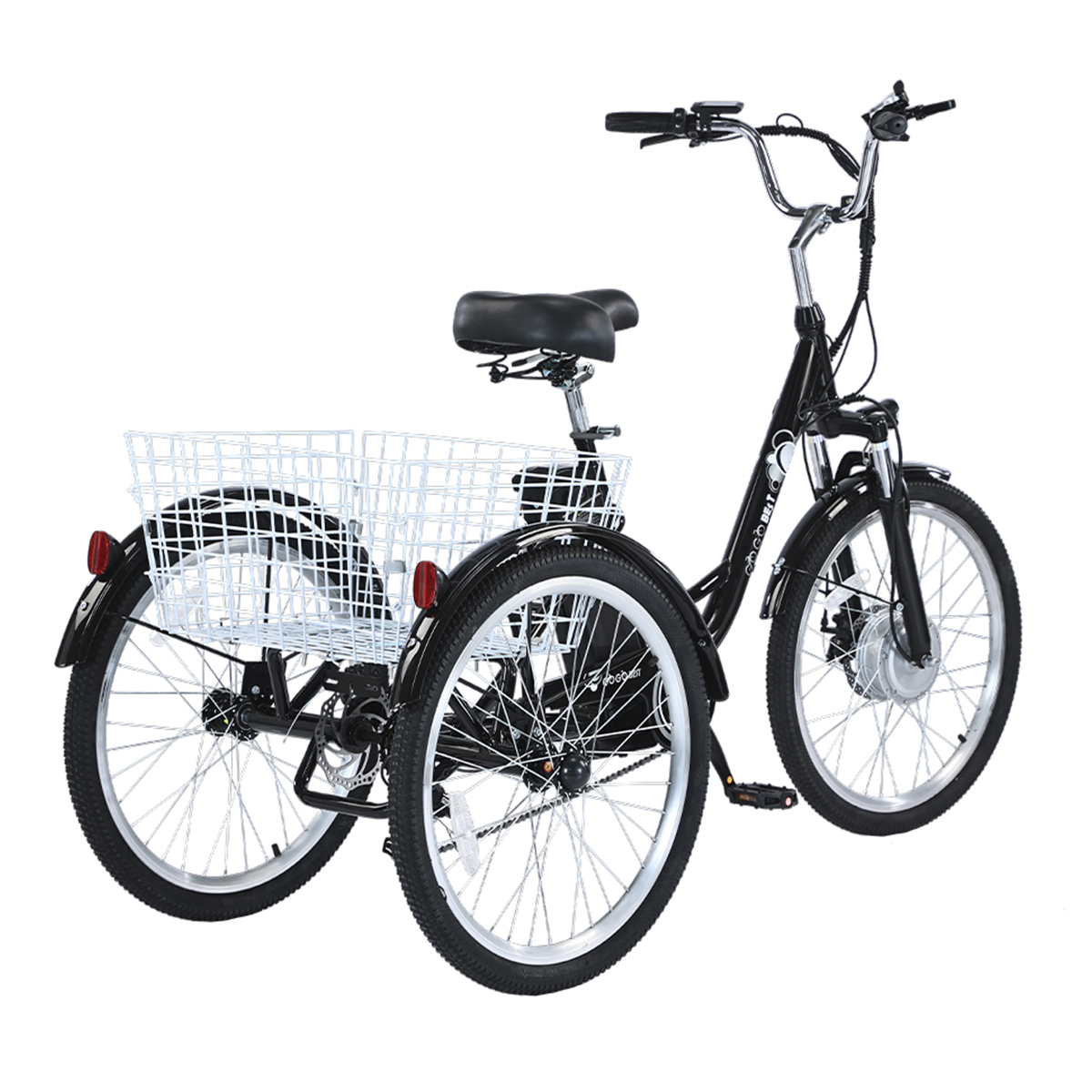 Czarny trójkołowiec elektryczny z białym koszem. Na białym tle, pochylony w lewo.