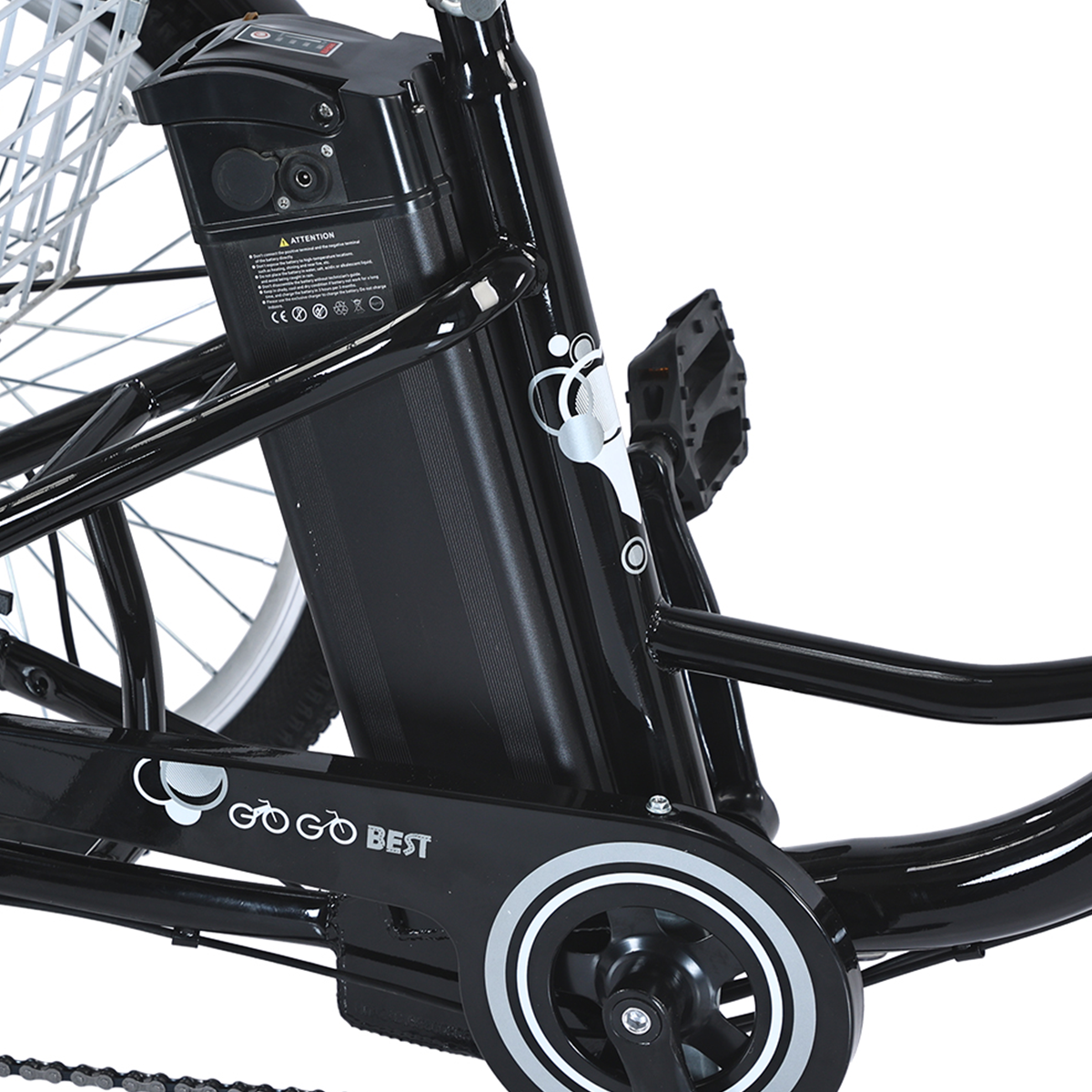 Czarny rower z silnikiem elektrycznym i akumulatorem. Ma koszyk i osłonę łańcucha.