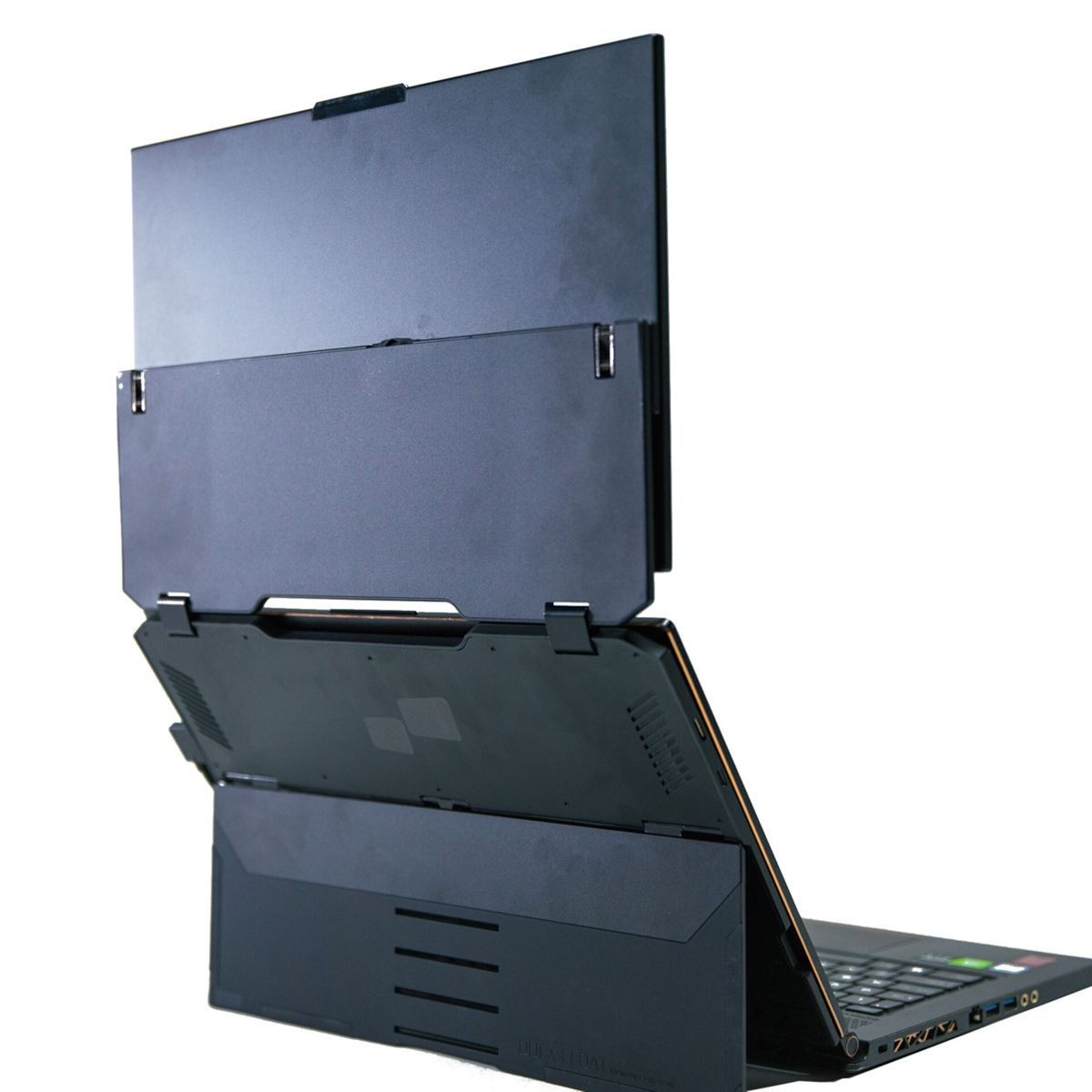 Czarny laptop z wieloma otwartymi ekranami na białym tle.