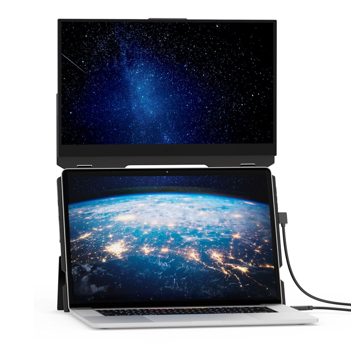 Laptop z obrazem Ziemi na ekranie, podłączony do zewnętrznego monitora z obrazem gwiezdnej nocy.