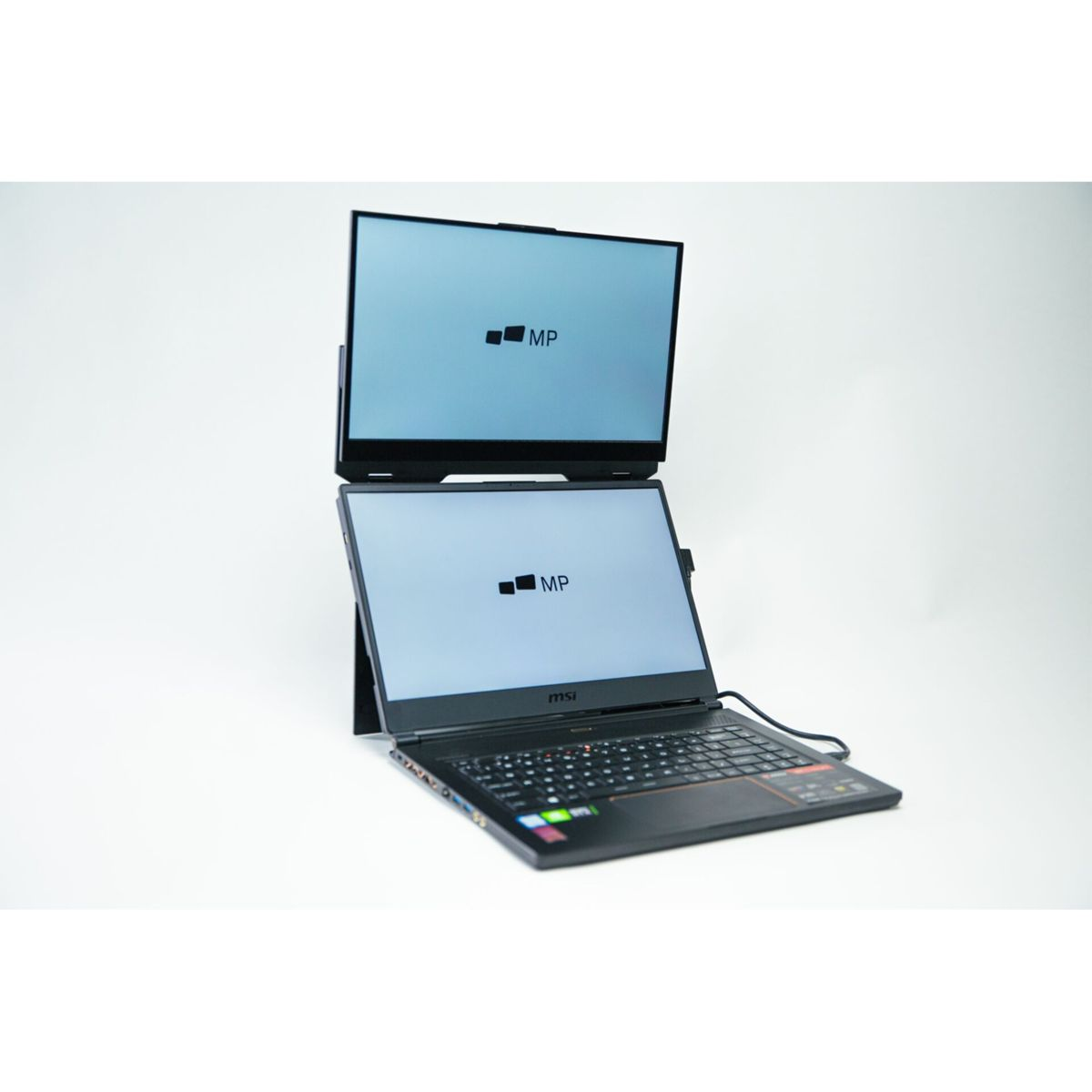 Laptop z dodatkowym ekranem na górze. Oba ekrany pokazują logo, na białej powierzchni.