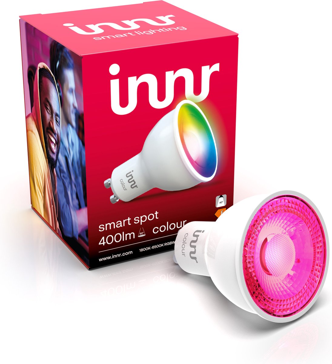 Une ampoule spot couleur innr intelligente dans une boîte.