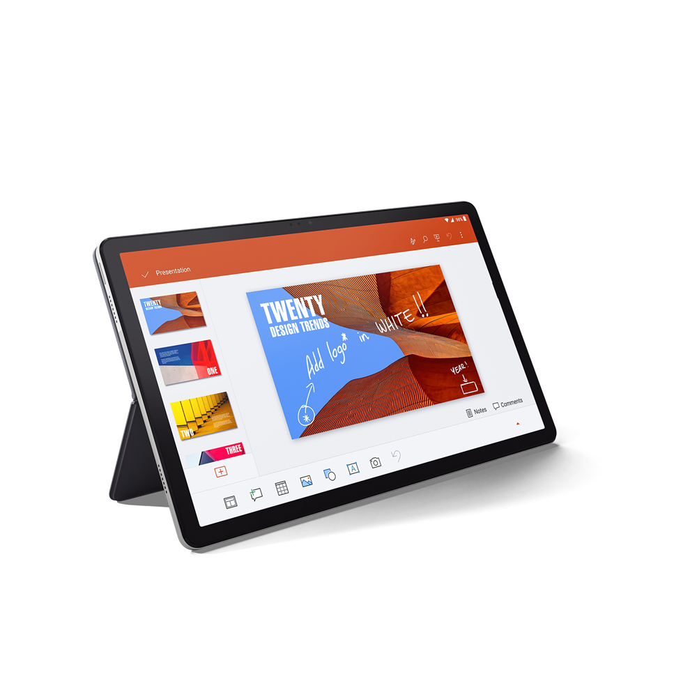 Ein Tablet zeigt eine Präsentation mit einer Folie, die Designtrends zeigt, und lehnt an einem Ständer.