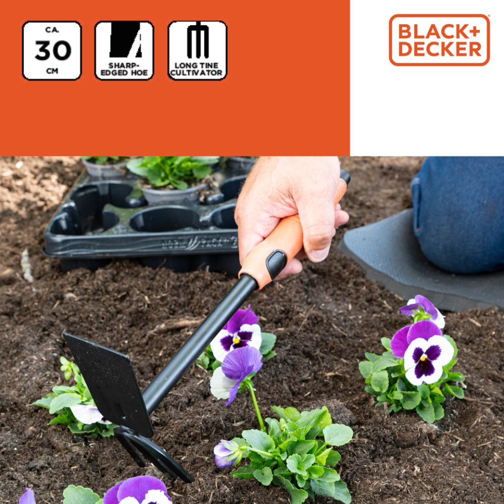 Een tuinier gebruikt een handgereedschap met een scherpe schoffel en cultivator, omringd door bloemen.
