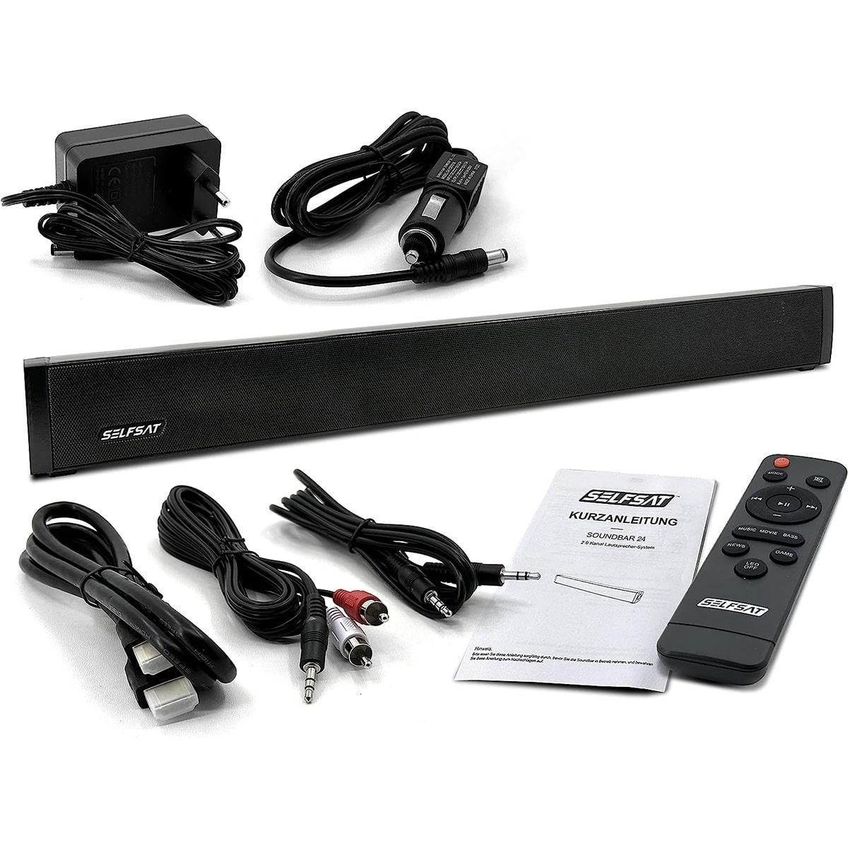 Soundbar-Set mit Netzteil, Kabeln, Auto-Adapter und Fernbedienung auf weißem Untergrund.