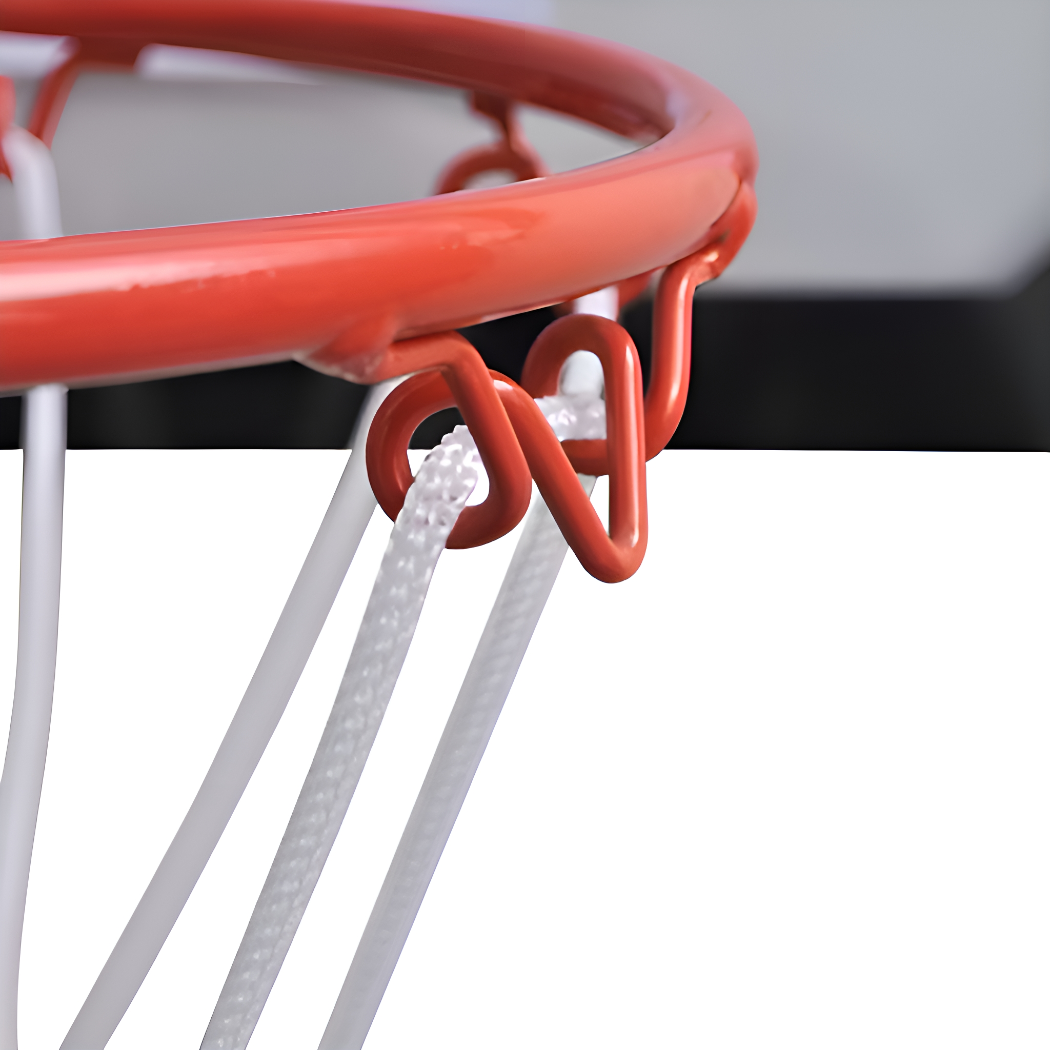 Nahaufnahme eines roten Basketballkorbs mit weißen Netzschnüren. Der Korb ist leicht angewinkelt.