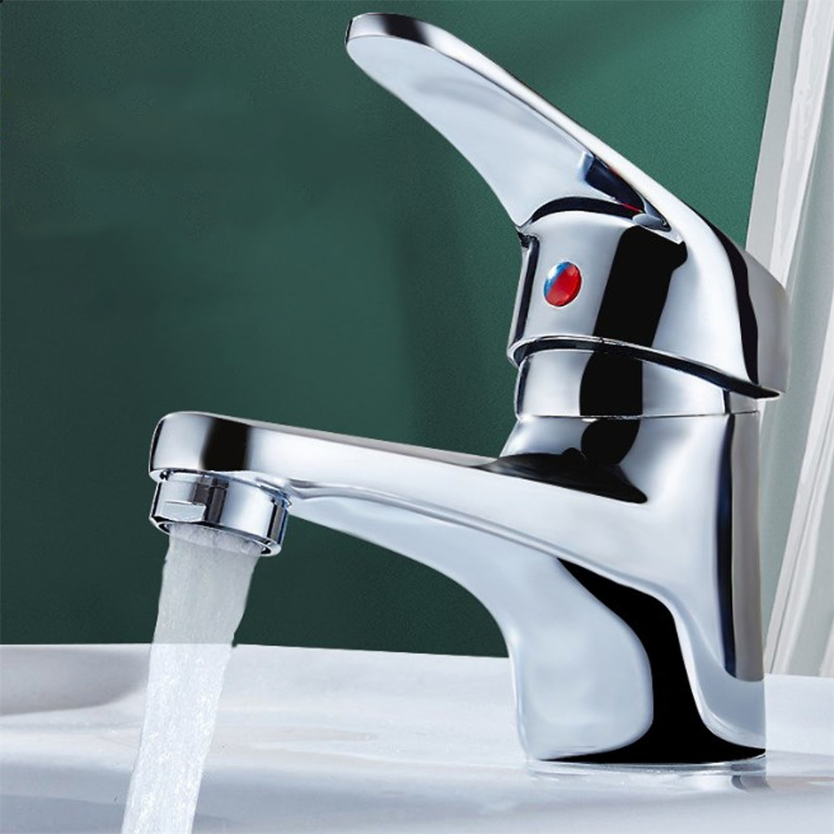 Nahaufnahme einer Chromarmatur mit aus dem Auslauf fließendem Wasser.