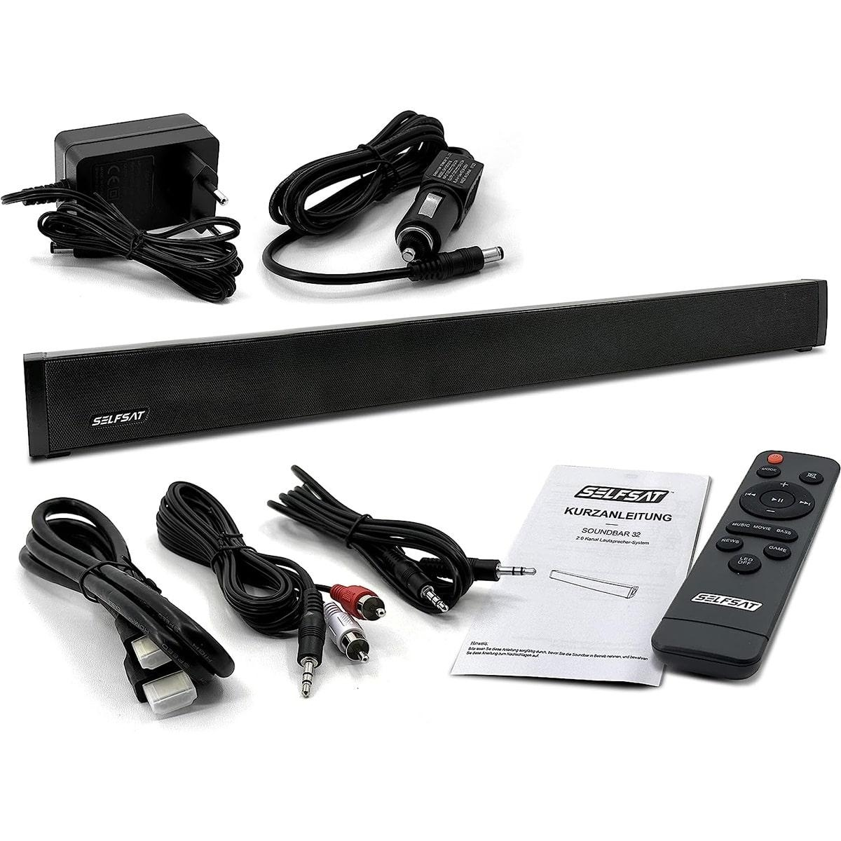 Soundbar-Set mit Kabeln, Adapter und Fernbedienung. Weißer Hintergrund.
