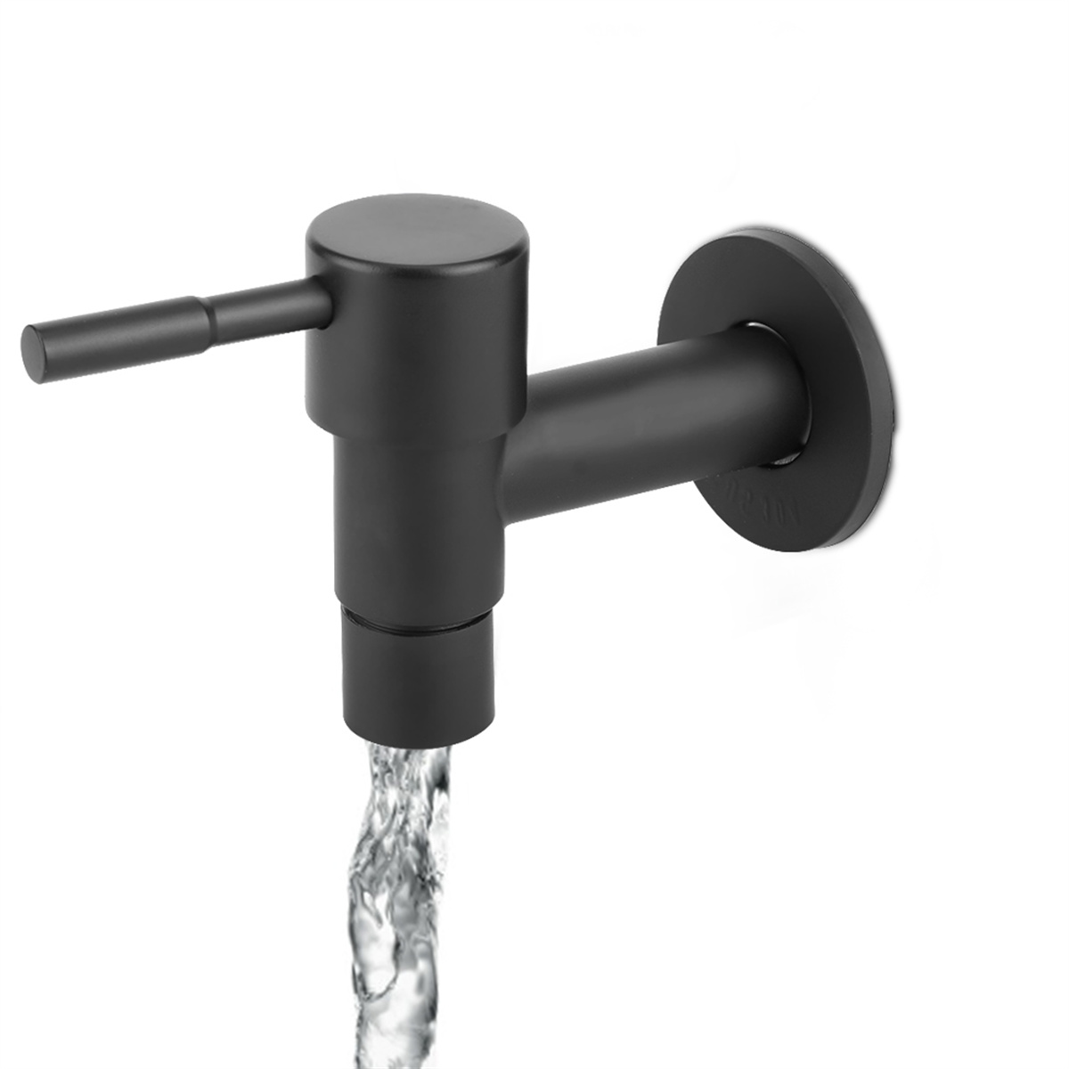 Ein schwarzer Wasserhahn an einer weißen Wand montiert. Wasser fließt aus dem Wasserhahn.