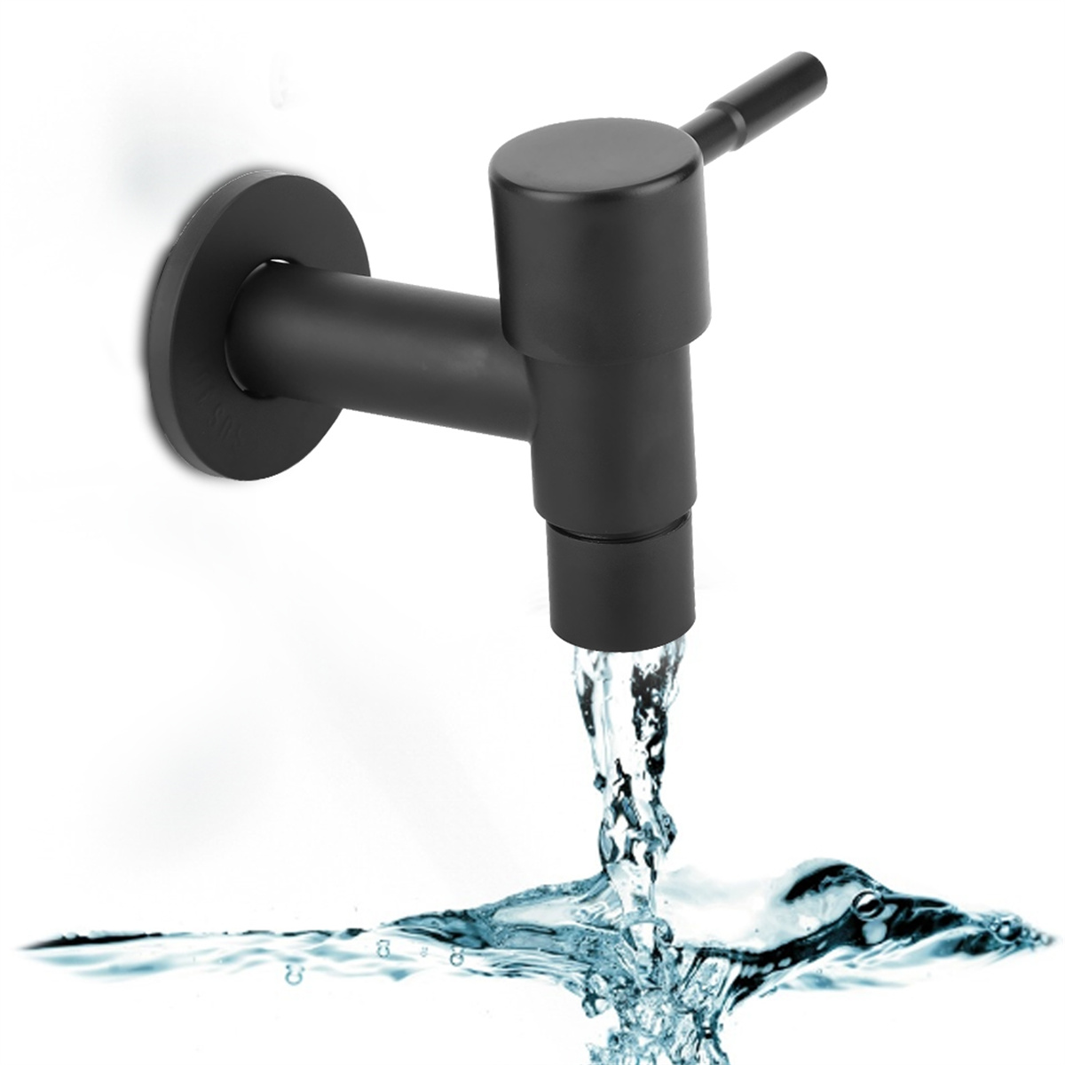 Schwarzer Wasserhahn mit herausfließendem Wasser vor weißem Hintergrund.