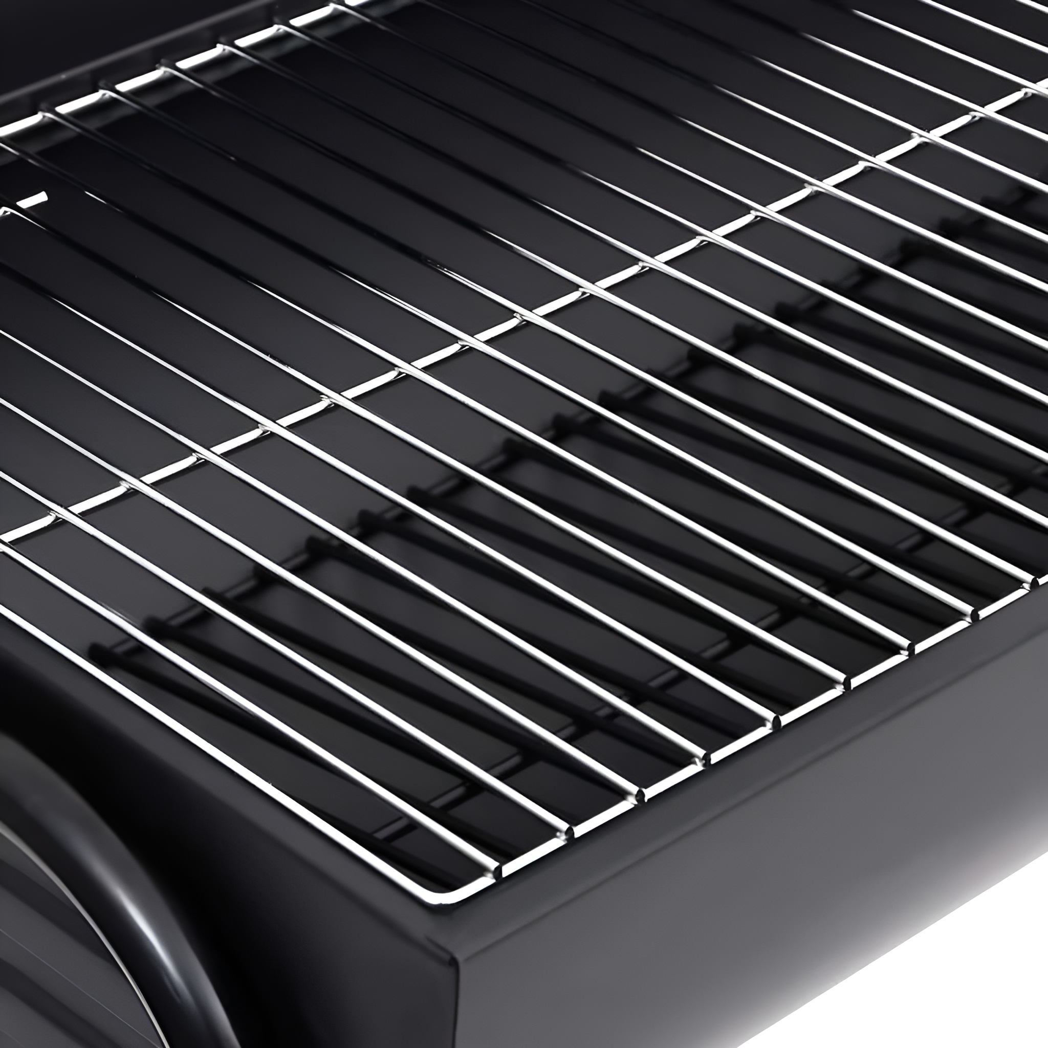Nahaufnahme eines schwarzen Grills mit silbernen Stangen. Der Grill steht auf einem schwarzen Sockel.