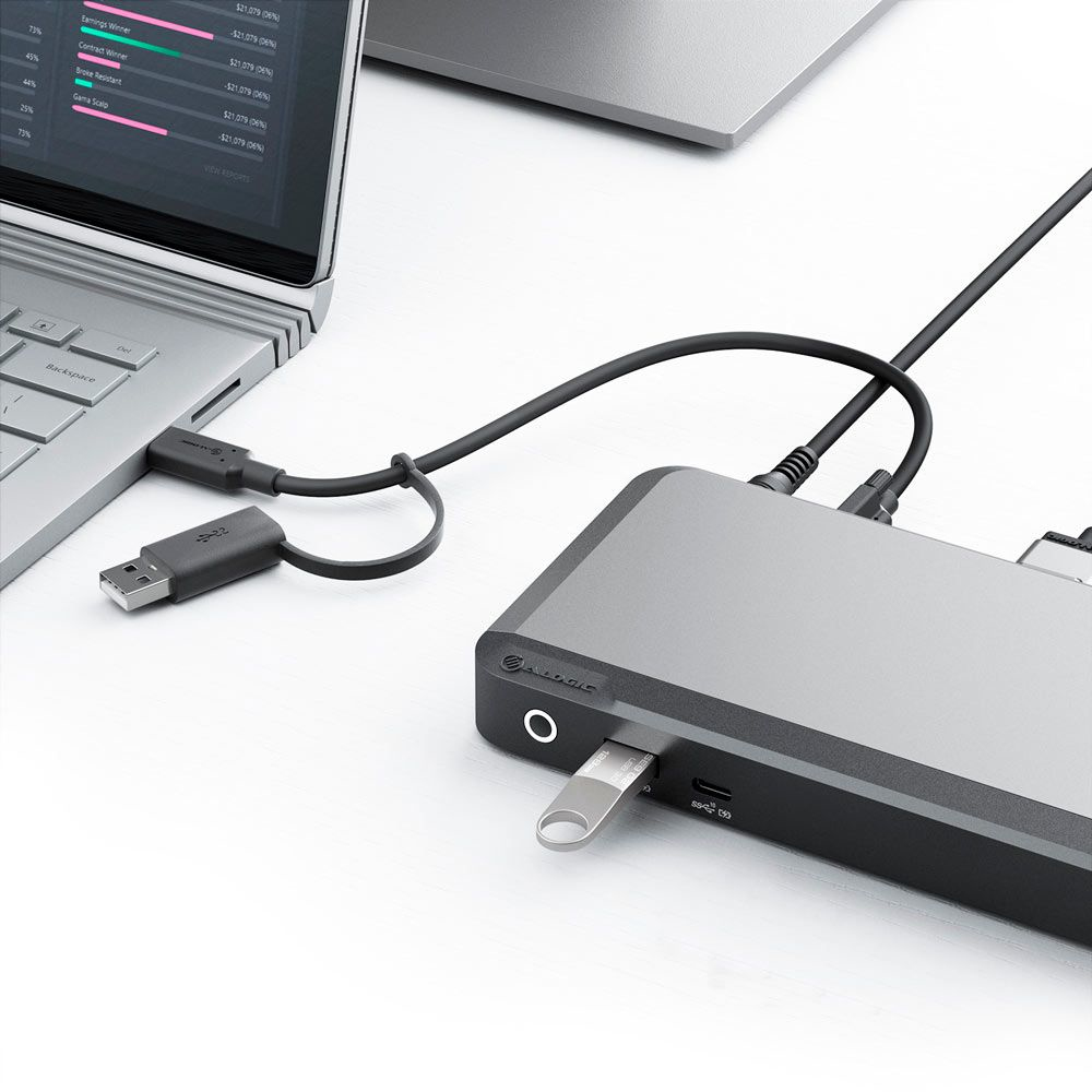 Laptop collegato a una docking station con dispositivi USB. È collegata una chiavetta USB.