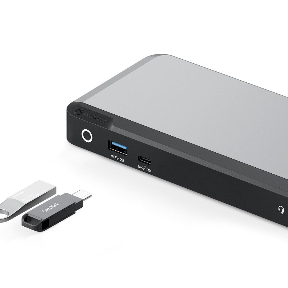 Disco rigido esterno con unità USB accanto, tutto su sfondo bianco.