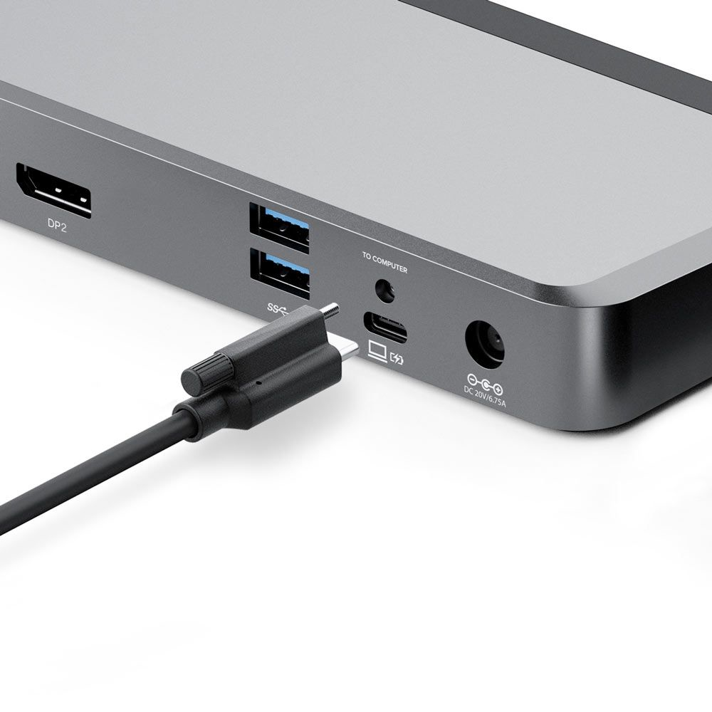 Primo piano di un dispositivo con porte, un cavo nero è collegato a una porta USB-C, su sfondo bianco.