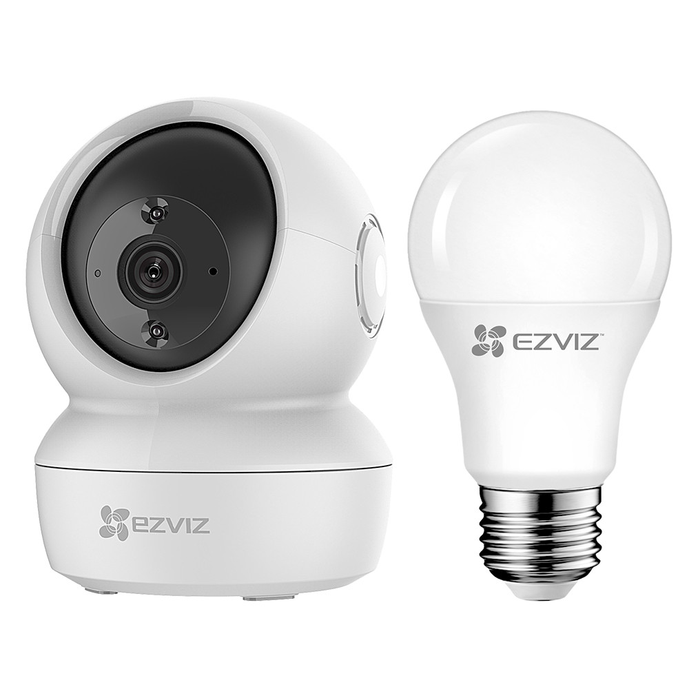 Telecamera di sicurezza EZVIZ bianca accanto a una lampadina EZVIZ bianca. Entrambi su superficie bianca, isolati.