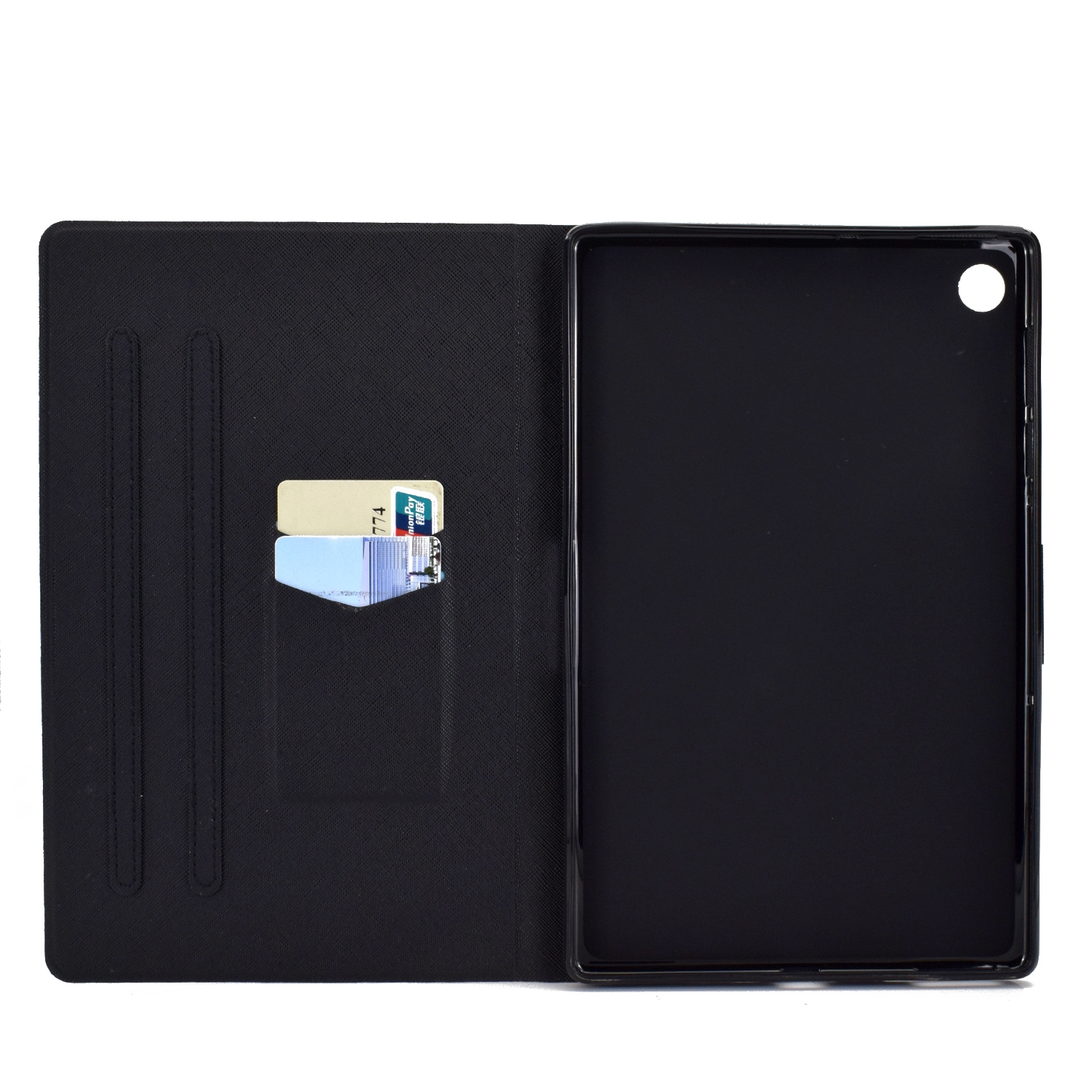 Schwarze Tablet-Hülle, geöffnet, um Tablethalter und Kartenfächer zu zeigen. Weißer Hintergrund.