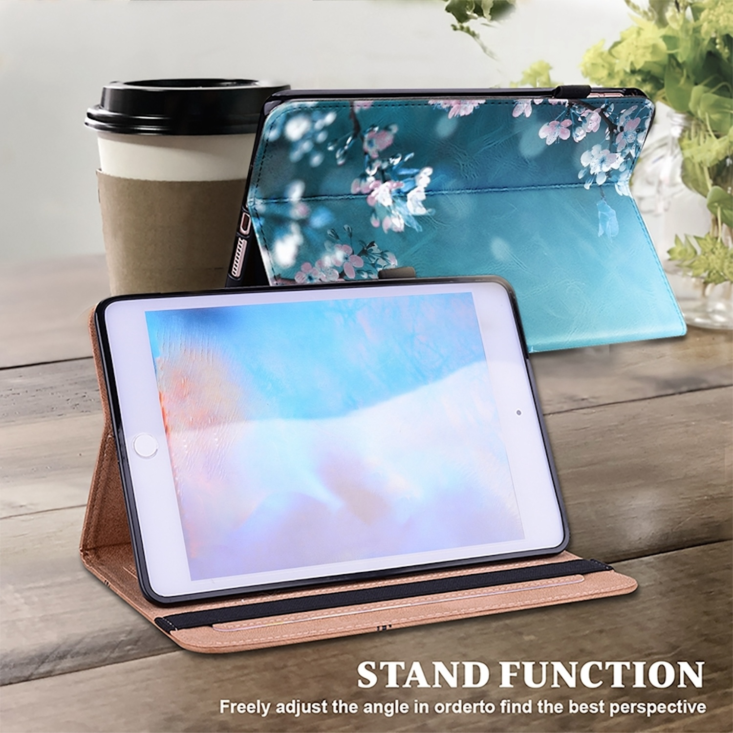 Tablet mit Hülle. Die Hülle ist offen und hat ein Blumendesign. Eine Kaffeetasse ist in der Nähe.