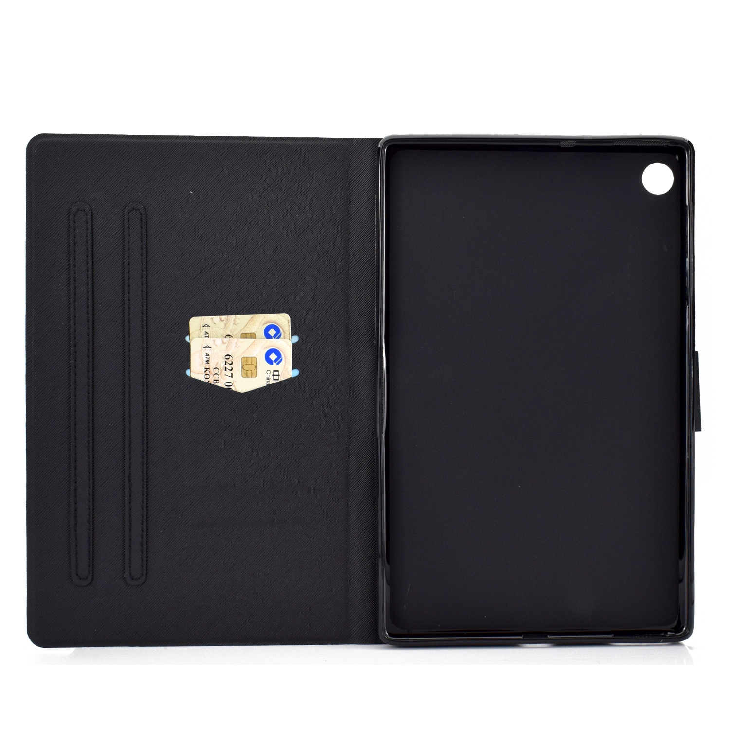 Eine schwarze Tablet-Hülle offen. Die Hülle hat Kartenfächer und ein schwarzes Tablet darin.