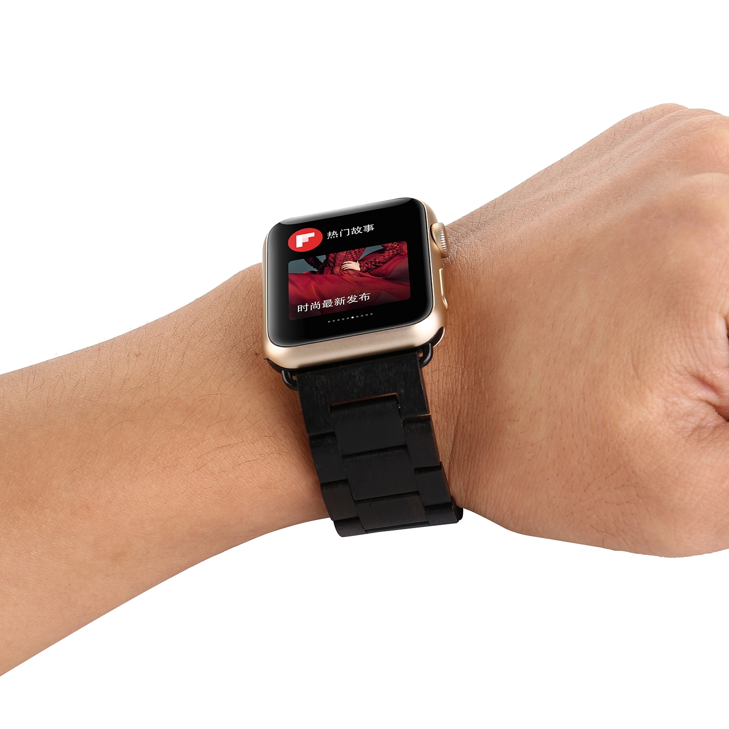 Handgelenk mit goldener Smartwatch und schwarzem Holzarmband, zeigt eine Nachrichten-App an.