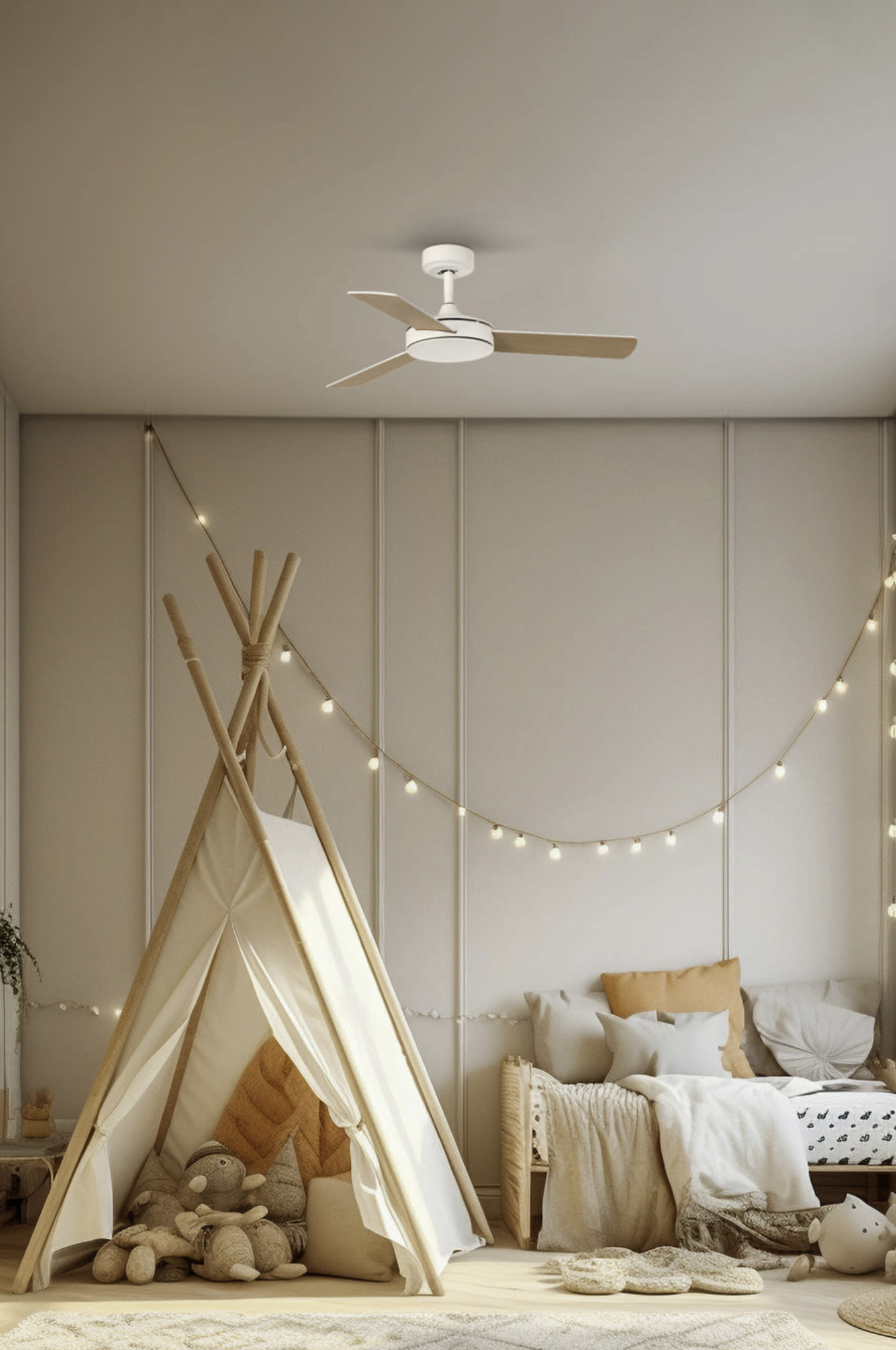 Ein gemütliches Kinderzimmer mit Tipi, Ventilator, Lichtern und Spielzeug. Beige- und Holztöne.