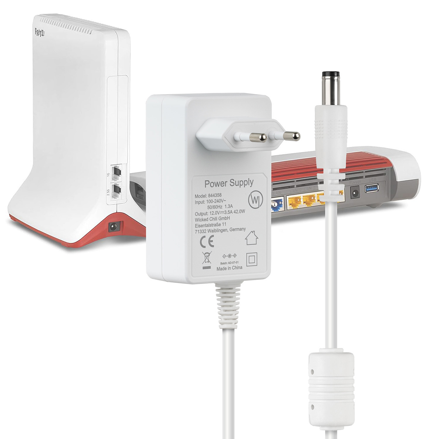 Router und Netzteil mit weißem Kabel. Zwei Geräte mit rot-weißem Design.