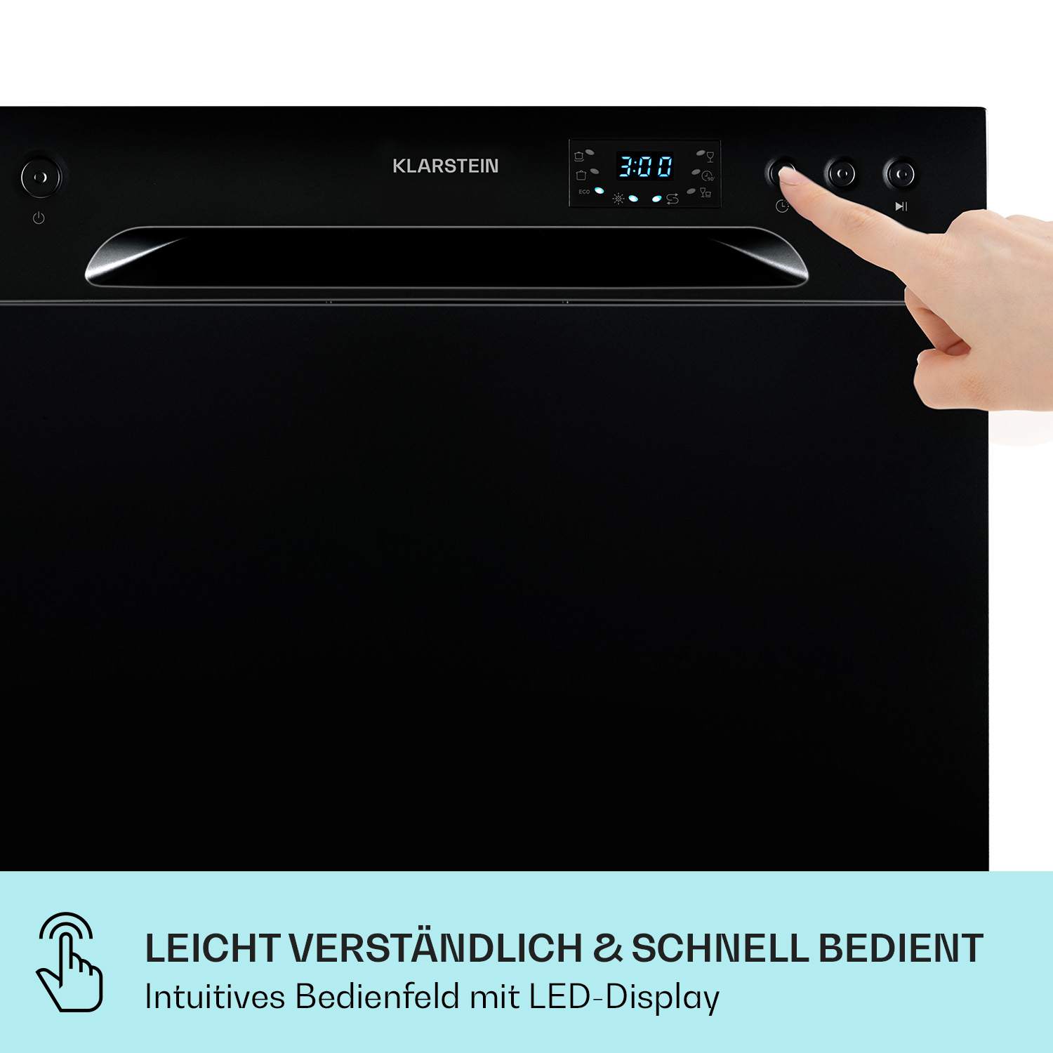 Schwarzer Geschirrspüler mit Digitalanzeige. Ein Finger drückt eine Taste. Die Marke ist Klarstein.