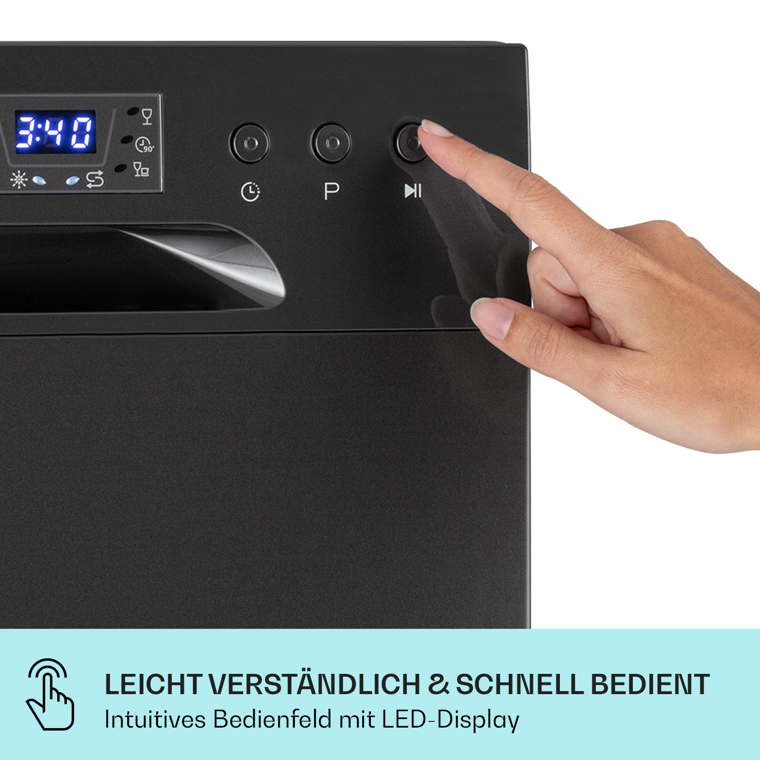 Nahaufnahme eines schwarzen Geschirrspüler-Bedienfelds. Ein Finger drückt eine Taste.