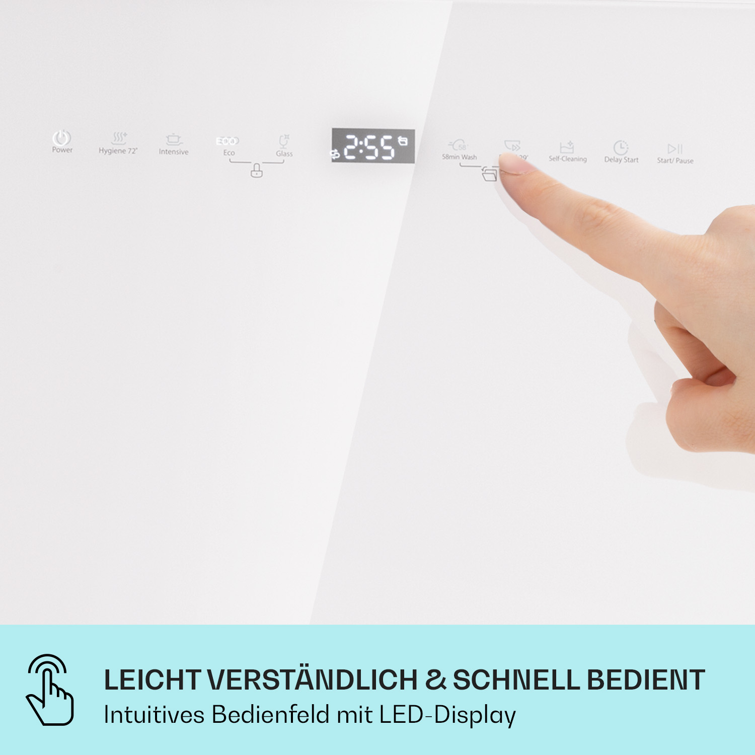 Ein Finger drückt eine Taste auf einem weißen Geschirrspüler mit digitaler Anzeige.