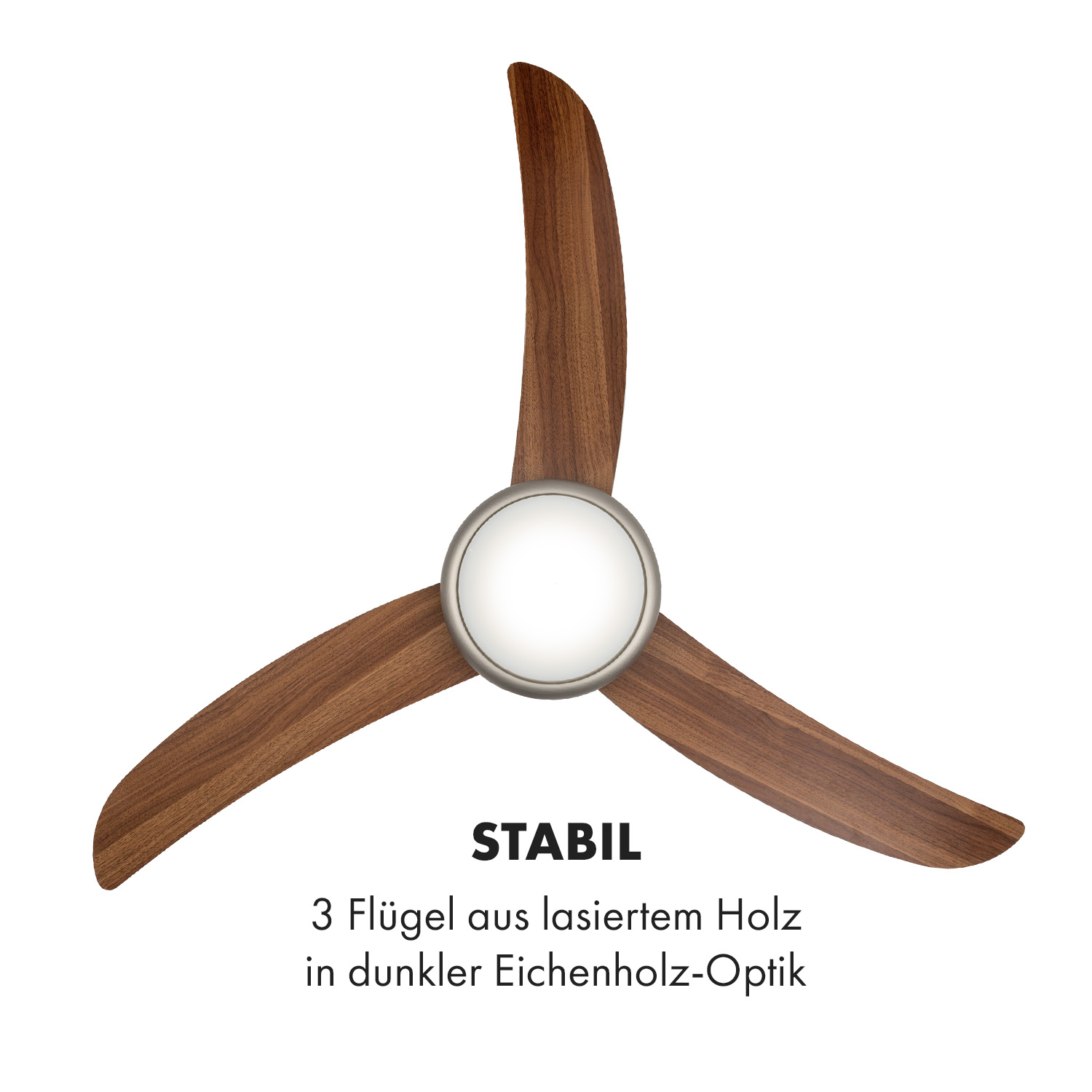 Un ventilatore da soffitto con 3 pale in legno e centro argentato.