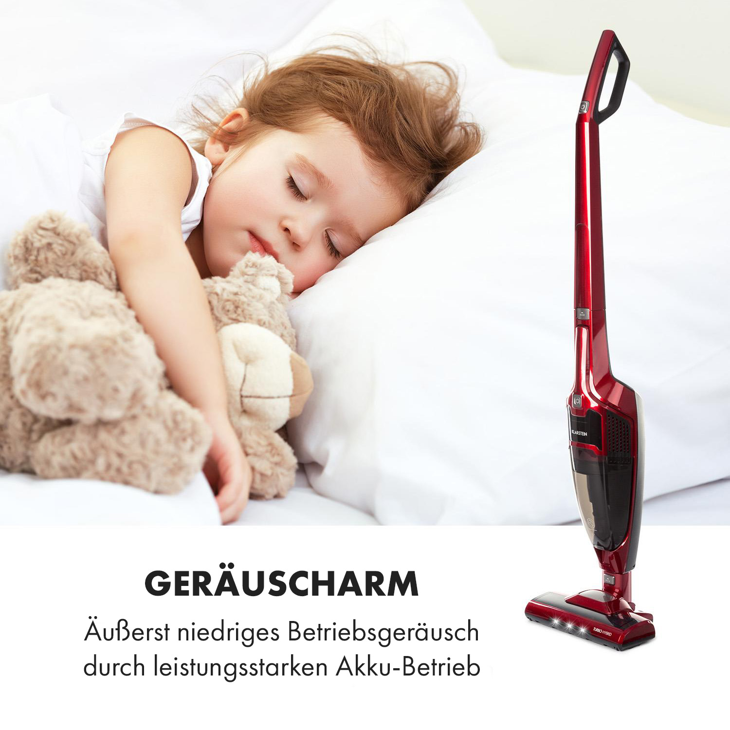 Un bambino dorme con un orsacchiotto, un aspirapolvere rosso è accanto.