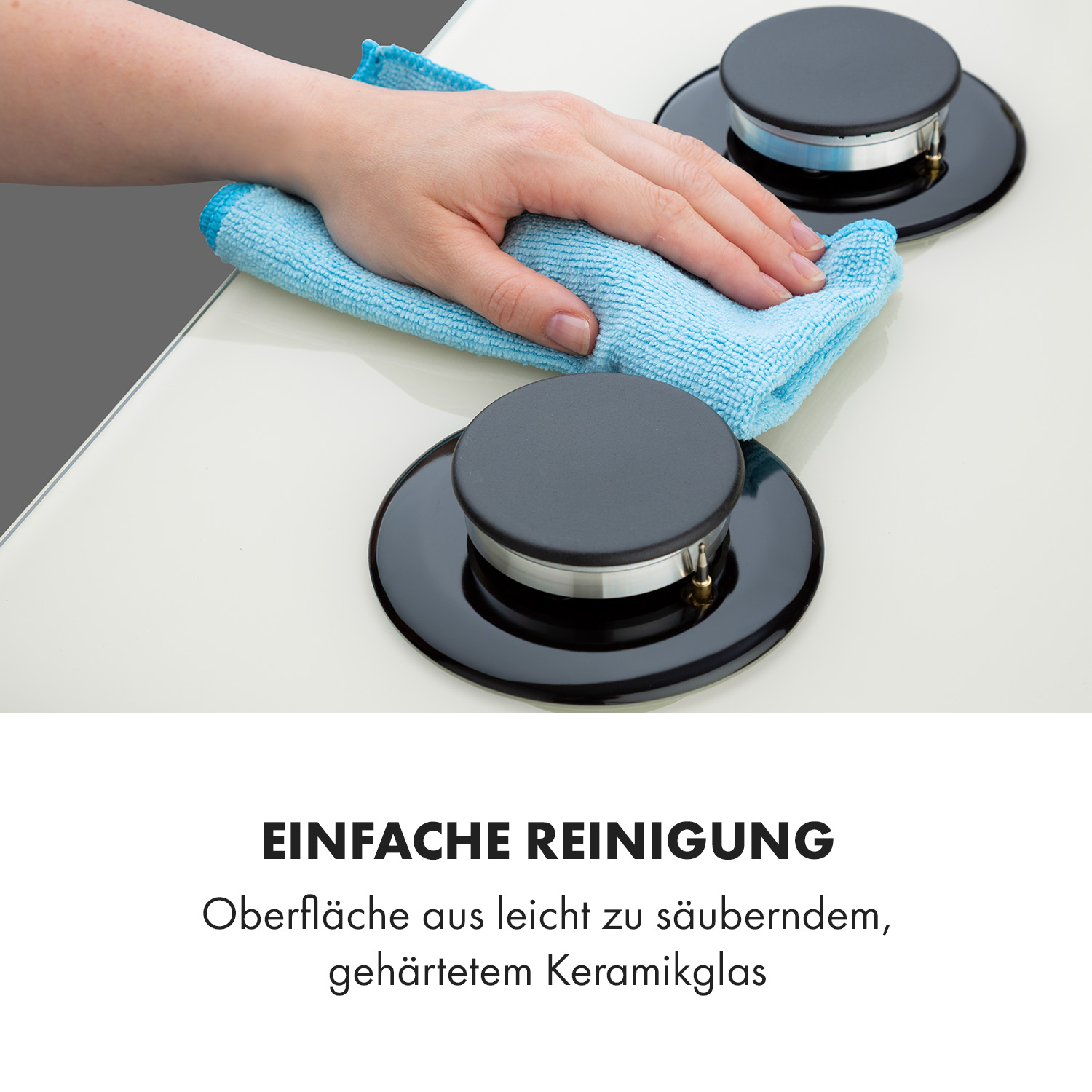 Eine Hand reinigt ein Kochfeld mit einem blauen Tuch wird gezeigt.