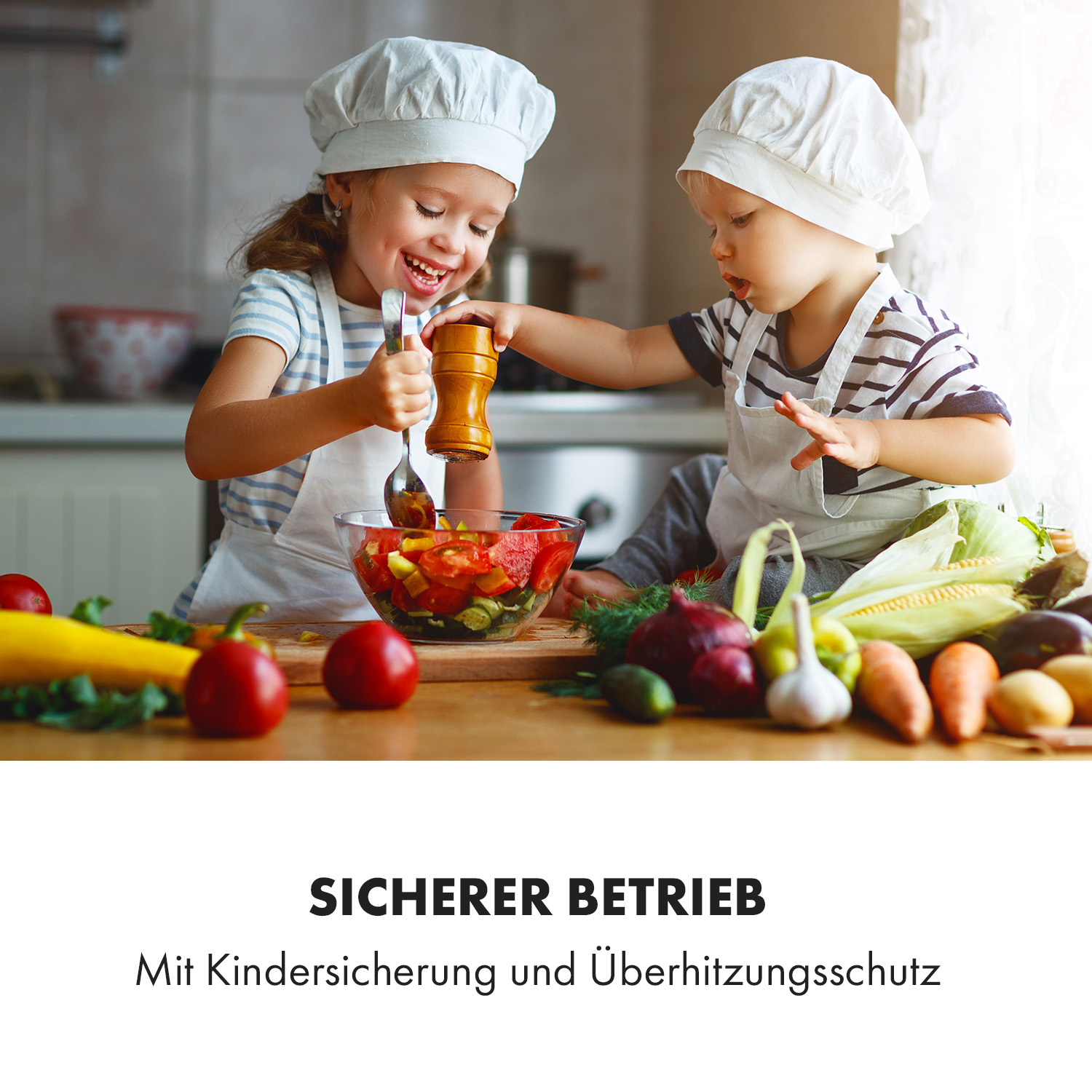 Dos niños cocinando con verduras. Uno usa una cuchara, el otro un molinillo.