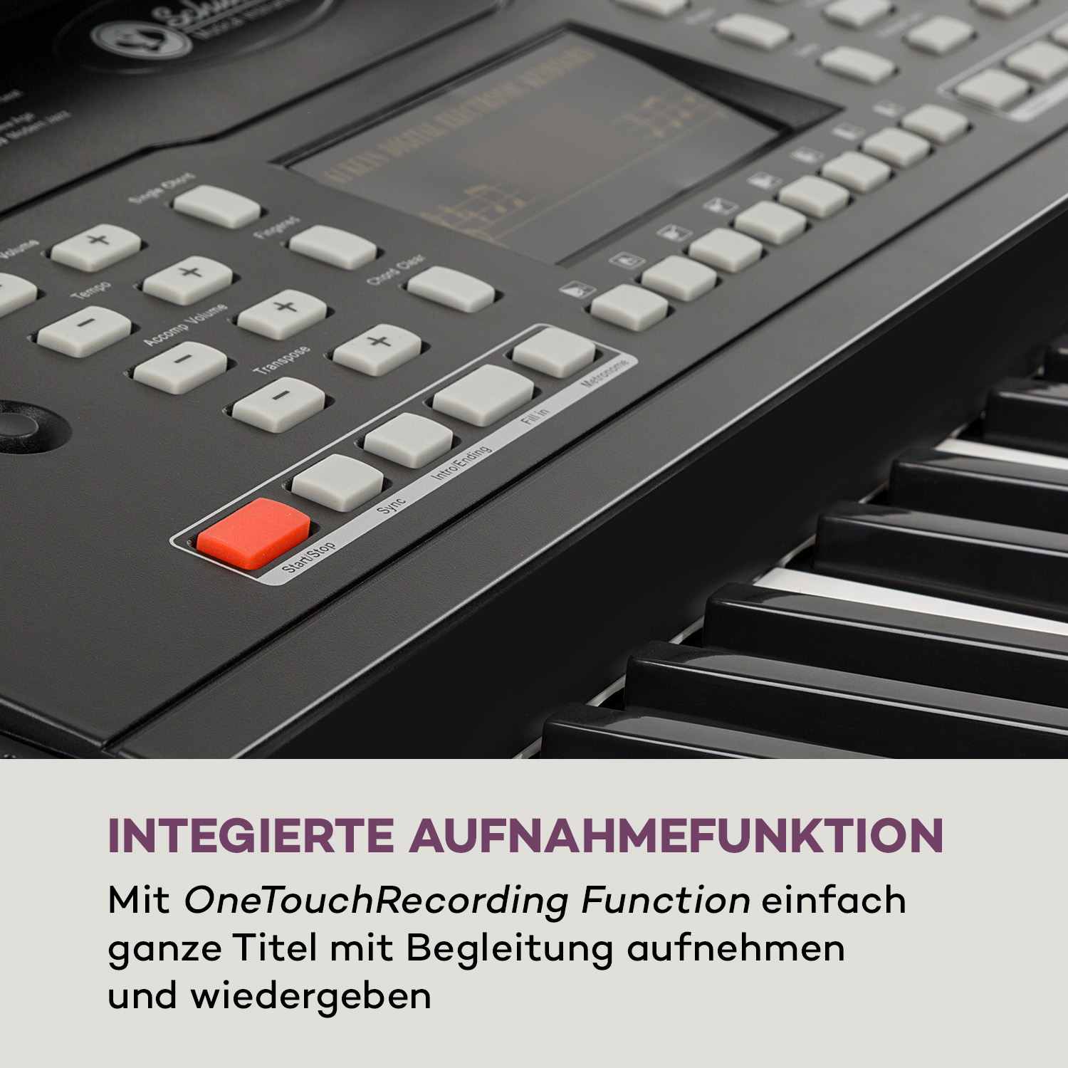 Nahaufnahme einer Klaviertastatur mit Bedienelementen und Beschriftungen.