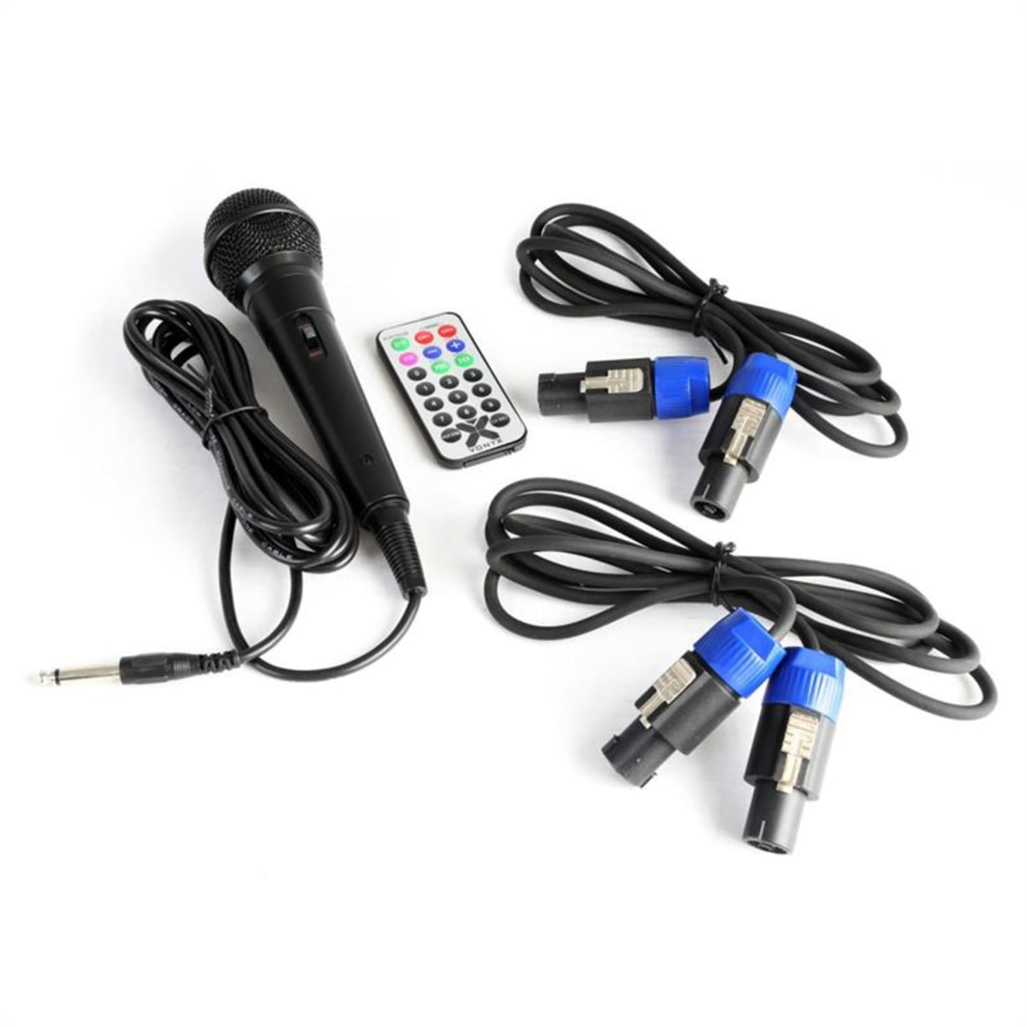 Ein Mikrofon, Fernbedienung und Audiokabel mit blauen Steckern.