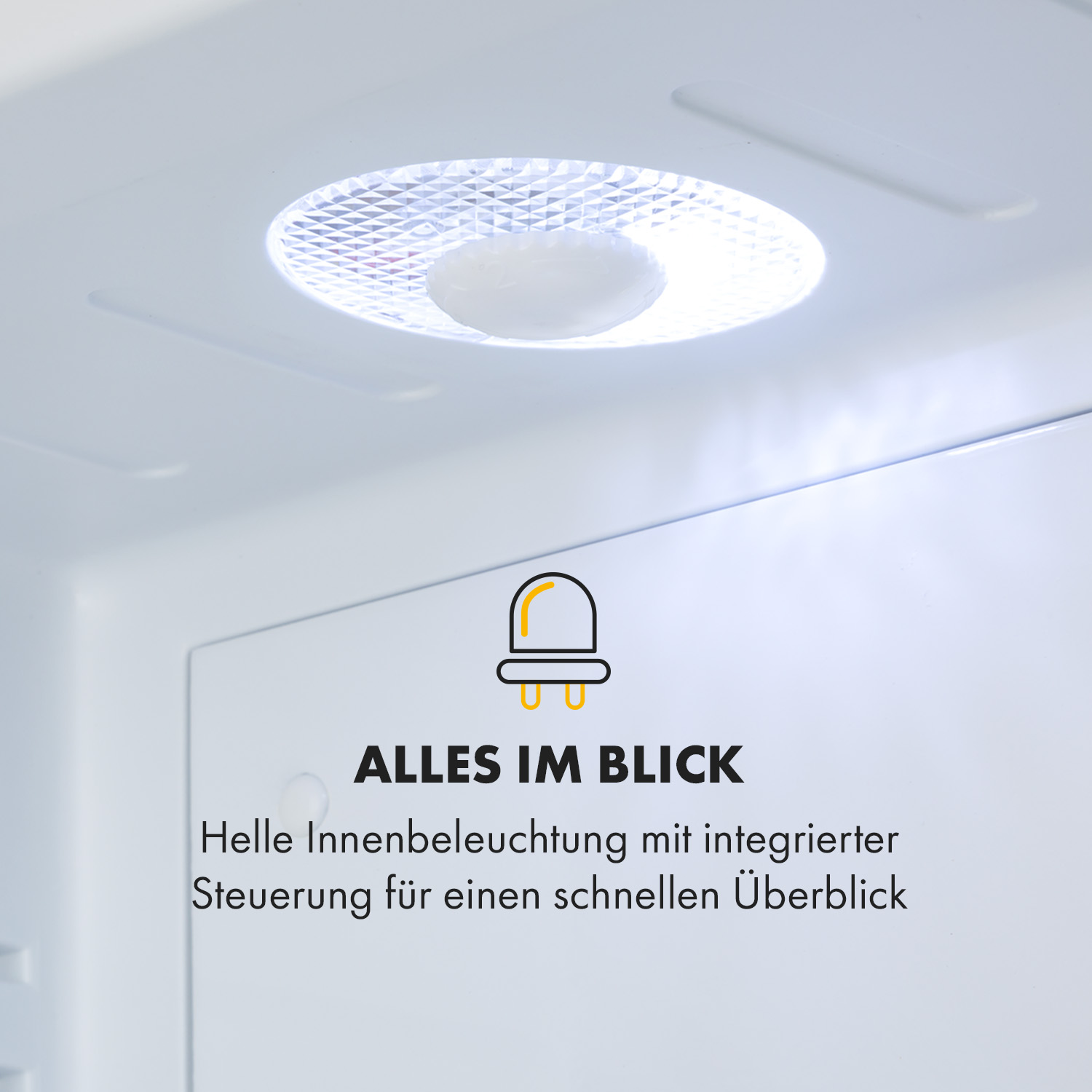 Scatto interno di un frigorifero bianco. Luce LED luminosa al centro. Testo: 'Alles im Blick'.