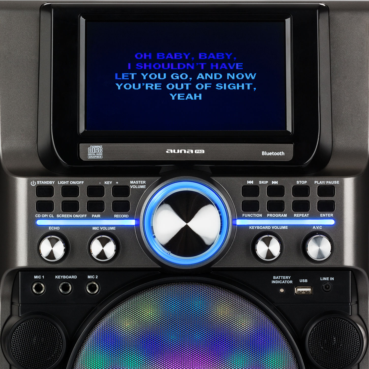 Eine Karaoke-Maschine mit einem Bildschirm, der Liedtexte anzeigt. Viele Knöpfe und Lichter sind sichtbar.