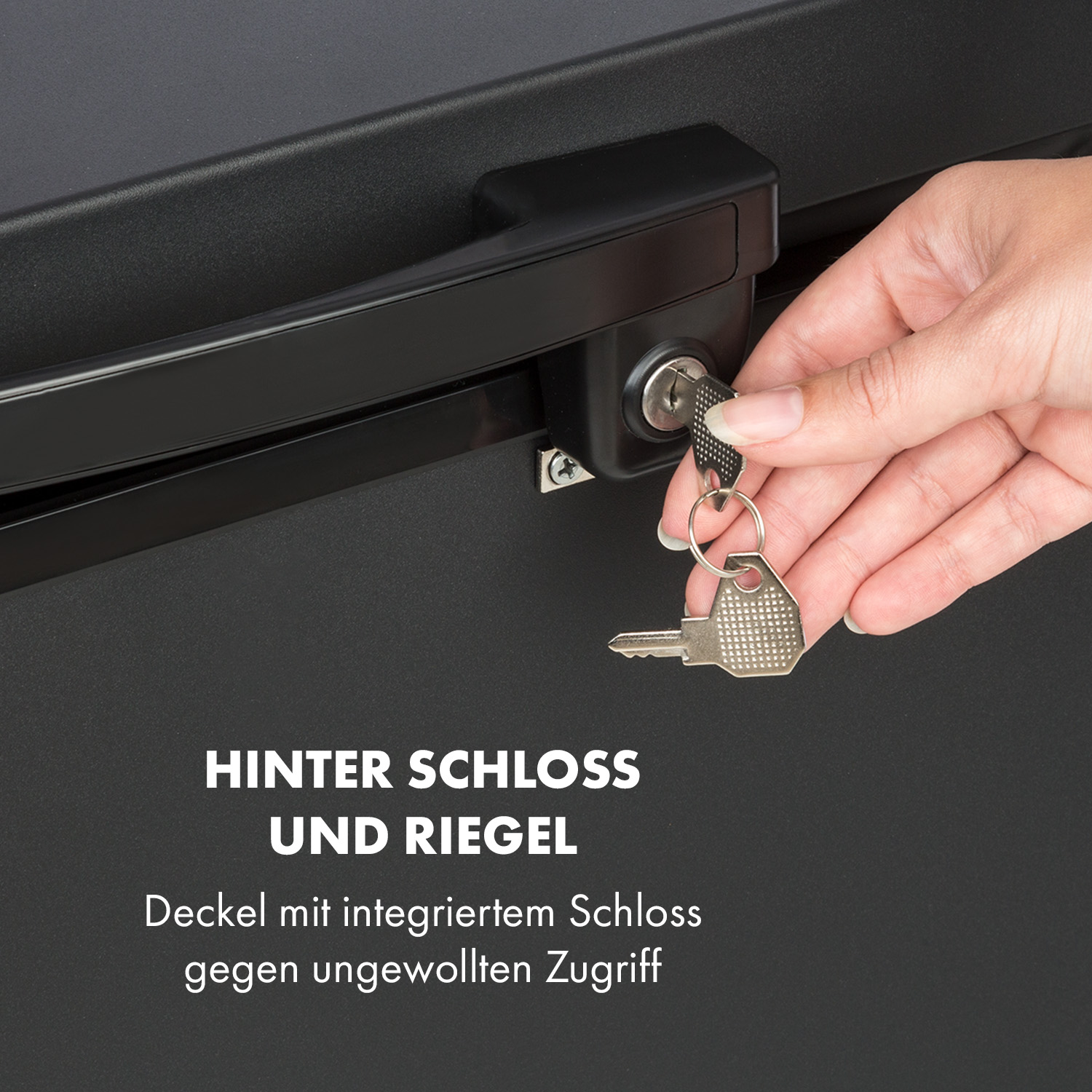 Eine Hand mit Schlüsseln schließt einen schwarzen Schrank auf. Text sagt „Hinter Schloss und Riegel“ und Details.
