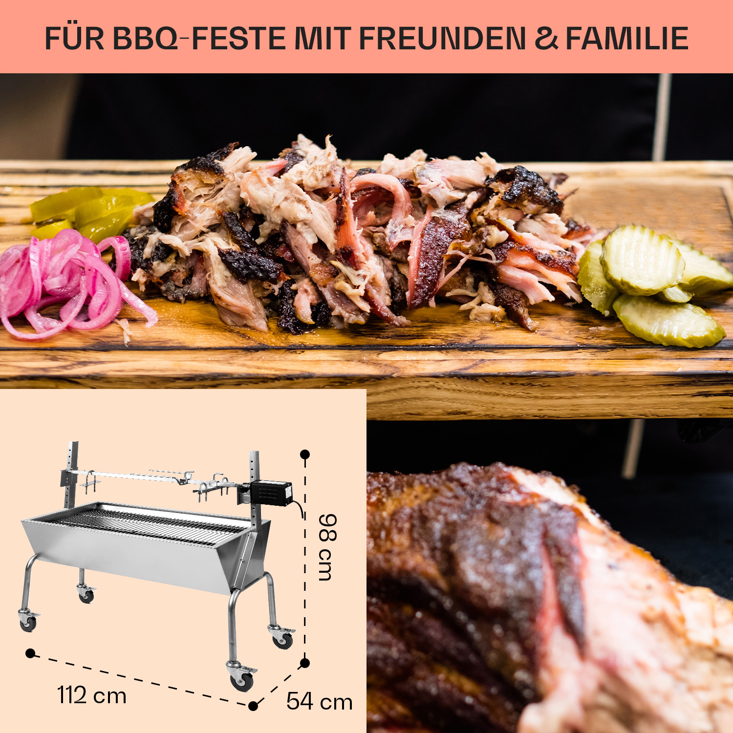BBQ mit Pulled Pork, Gurken und Zwiebeln auf einem Holzbrett. Edelstahlgrill mit Maßen. Detail geräuchertes Fleisch.