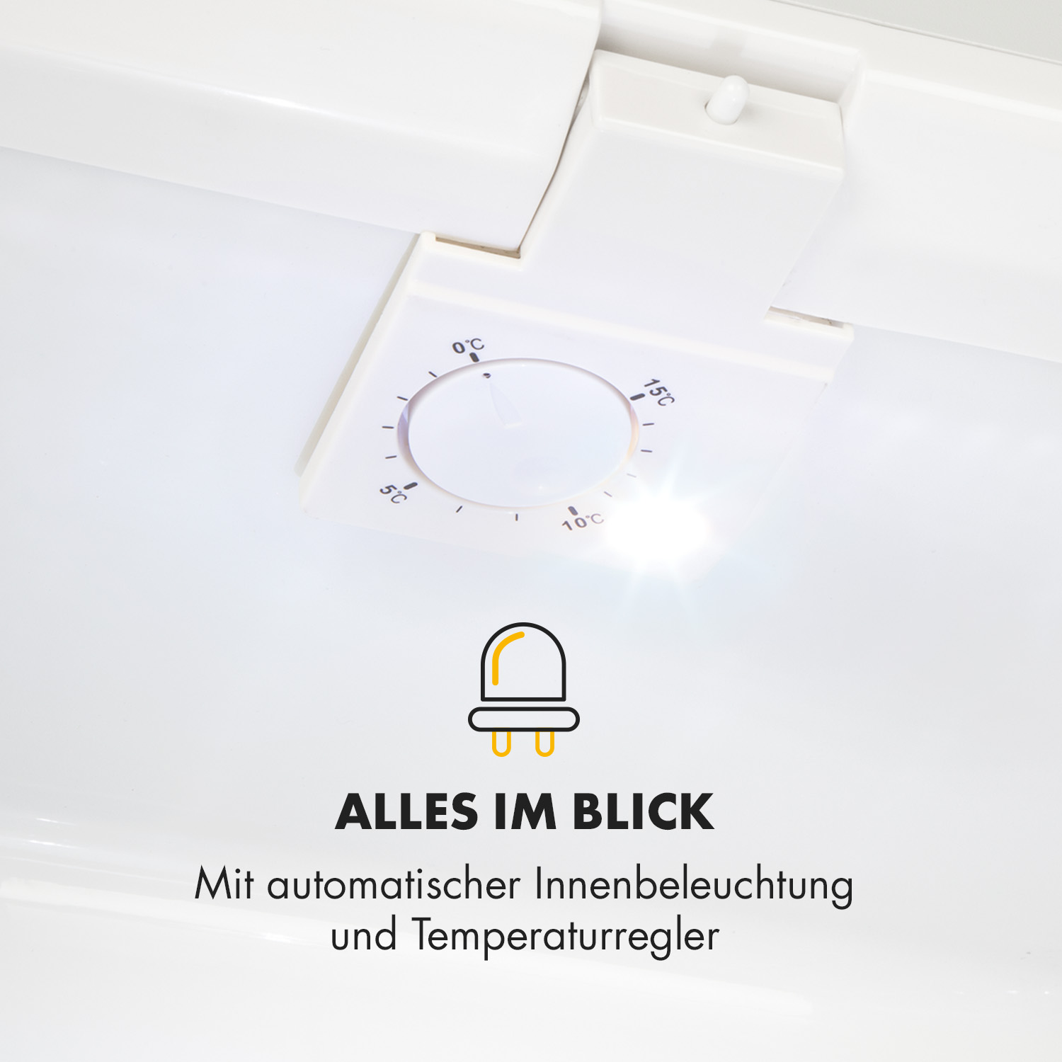 Interior blanco del refrigerador con dial de temperatura y luz LED, texto dice 'Alles im Blick'.